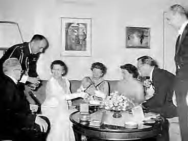 Fotocollectie Anefo — Diner aangeboden door de president van Israël, Yitzhak Ben-Zvi, aan het koninklijk paar in de ambassade van Israël in Den Haag — Foto: Pot, Harry / Anefo. Licentie: Set B: Rechtenvrij / Publiek Domein. Bron: Nationaal Archief. http://hdl.handle.net/10648/a9809e02-d0b4-102d-bcf8-003048976d84