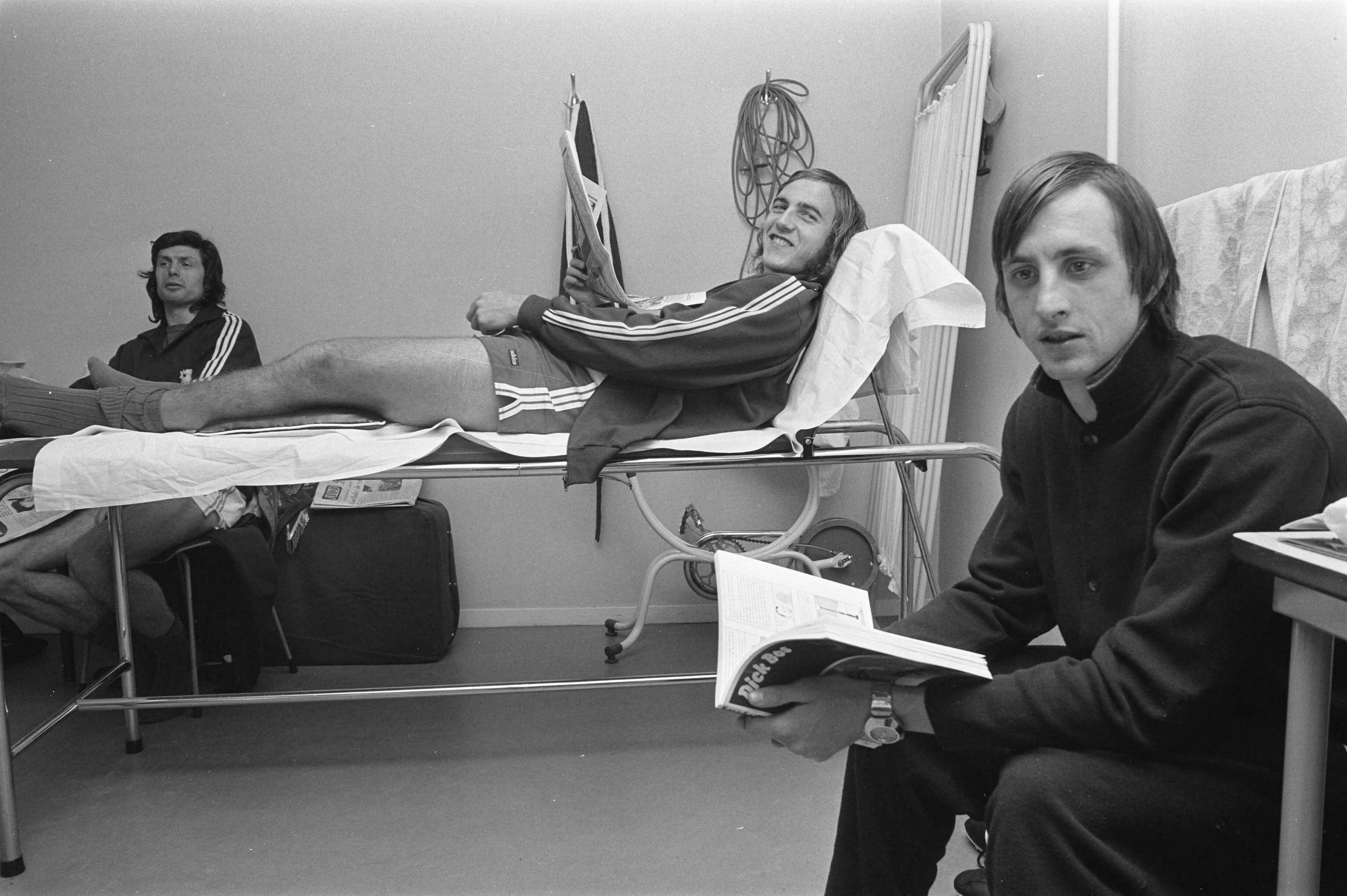 Fotocollectie Anefo — Selectie Nederlands Elftal in Zeist, in de massagekamer v.l.n.r. Suurbier, Neeskens (op massagetafel) en Cruijff — Foto: Verhoeff, Bert / Anefo. Licentie: Set B: Rechtenvrij / Publiek Domein. Bron: Nationaal Archief. http://hdl.handle.net/10648/abfdd12c-d0b4-102d-bcf8-003048976d84