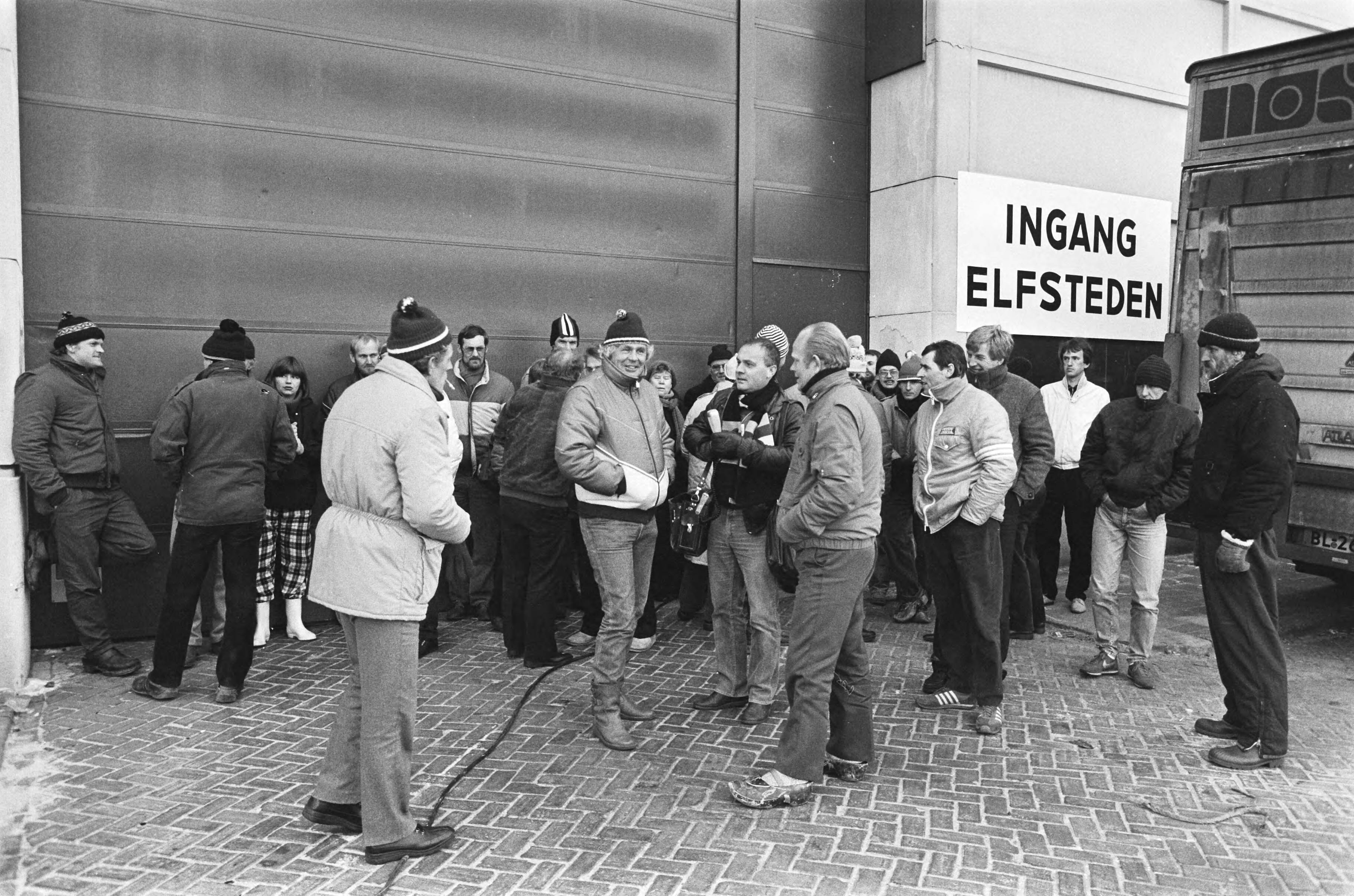 Elfstedentocht 1986 — Inschrijving 14e Elfstedentocht: al vroeg stonden deelnemers te wachten bij de Frieslandhallen — Foto: Croes, Rob C. / Anefo. Licentie: Set B: Rechtenvrij / Publiek Domein. Bron: Nationaal Archief. http://hdl.handle.net/10648/ad503e16-d0b4-102d-bcf8-003048976d84