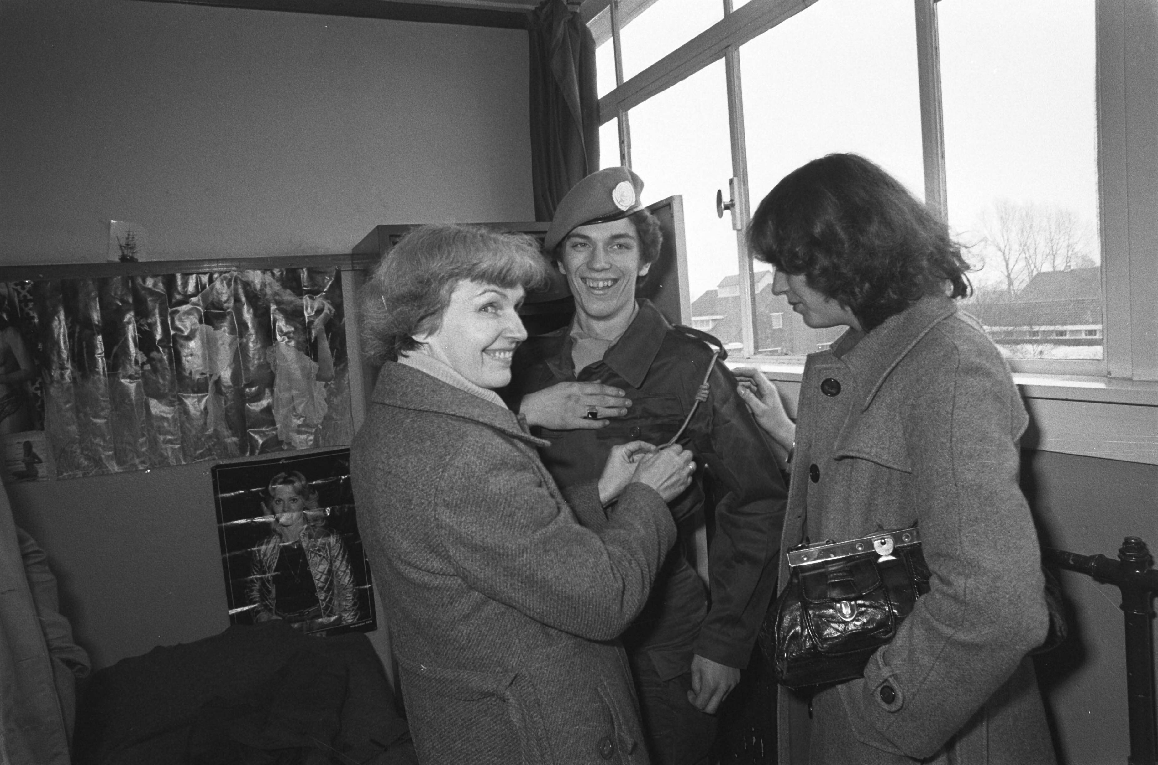 Ouderdag voor VN militairen in Zuidlaren — Moeder en vriendin bij een van de soldaten — Foto: Suyk, Koen / Anefo. Licentie: Set B: Rechtenvrij / Publiek Domein. Bron: Nationaal Archief. http://hdl.handle.net/10648/acc5161a-d0b4-102d-bcf8-003048976d84
