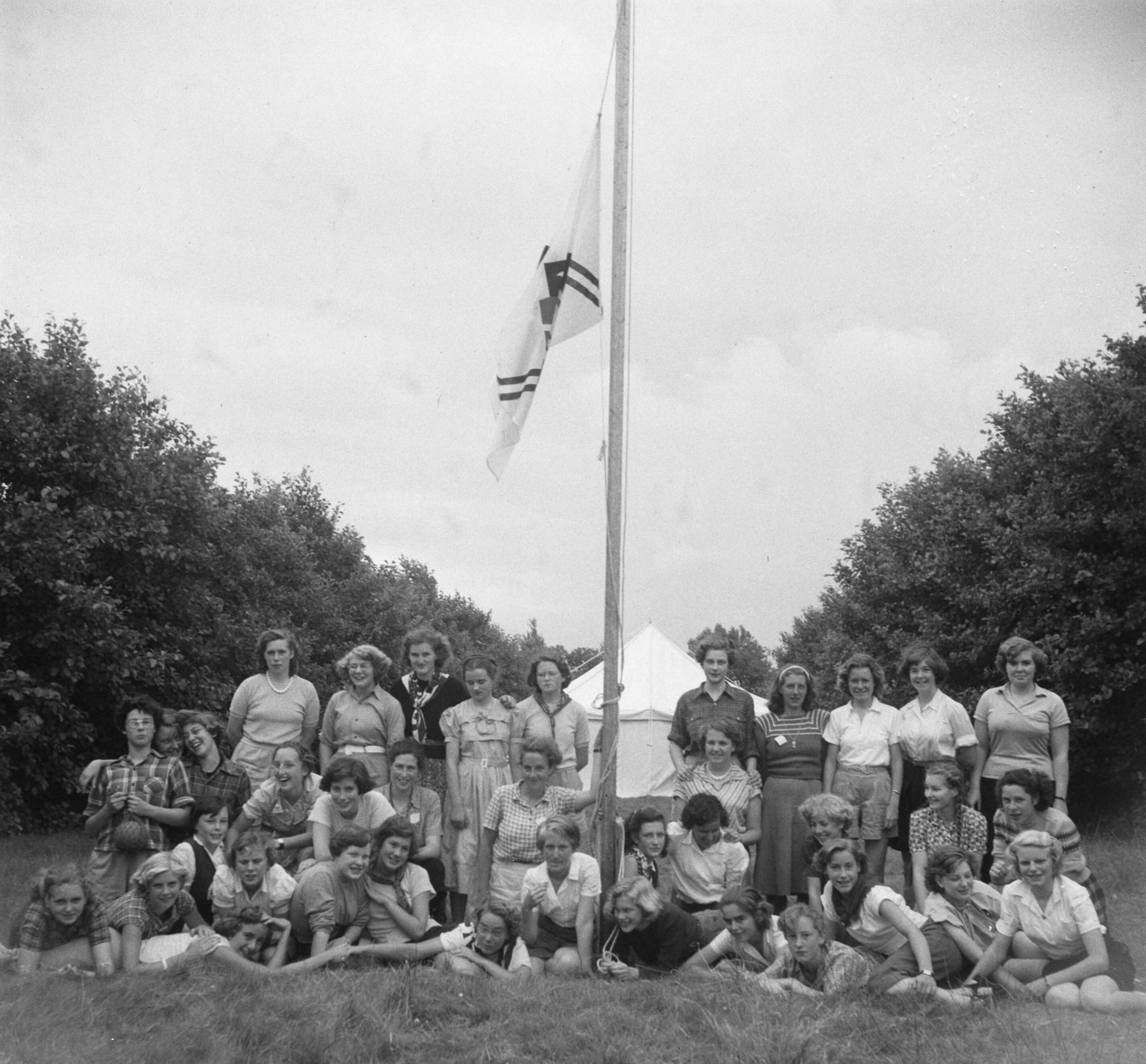 VCJC kamp Heemstede — VCJC (Vrijzinnig Christelijke Jeugd Centrale) Kamp te Heemstede (Noord-Holland) — Foto: Oorschot, […] van / Anefo. Licentie: Set B: Rechtenvrij / Publiek Domein. Bron: Nationaal Archief. http://hdl.handle.net/10648/a8dca9f0-d0b4-102d-bcf8-003048976d84