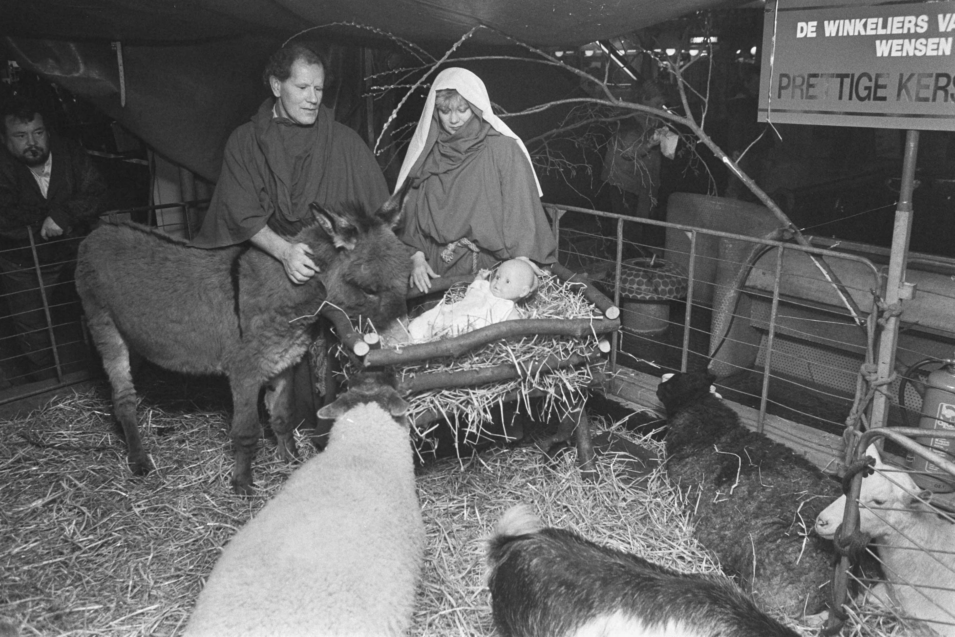 Fotocollectie Anefo — Levende kerststal in winkelcentrum Babylon in Den Haag — Foto: Croes, Rob C. / Anefo. Licentie: Set B: Rechtenvrij / Publiek Domein. Bron: Nationaal Archief. http://hdl.handle.net/10648/ad5afcac-d0b4-102d-bcf8-003048976d84
