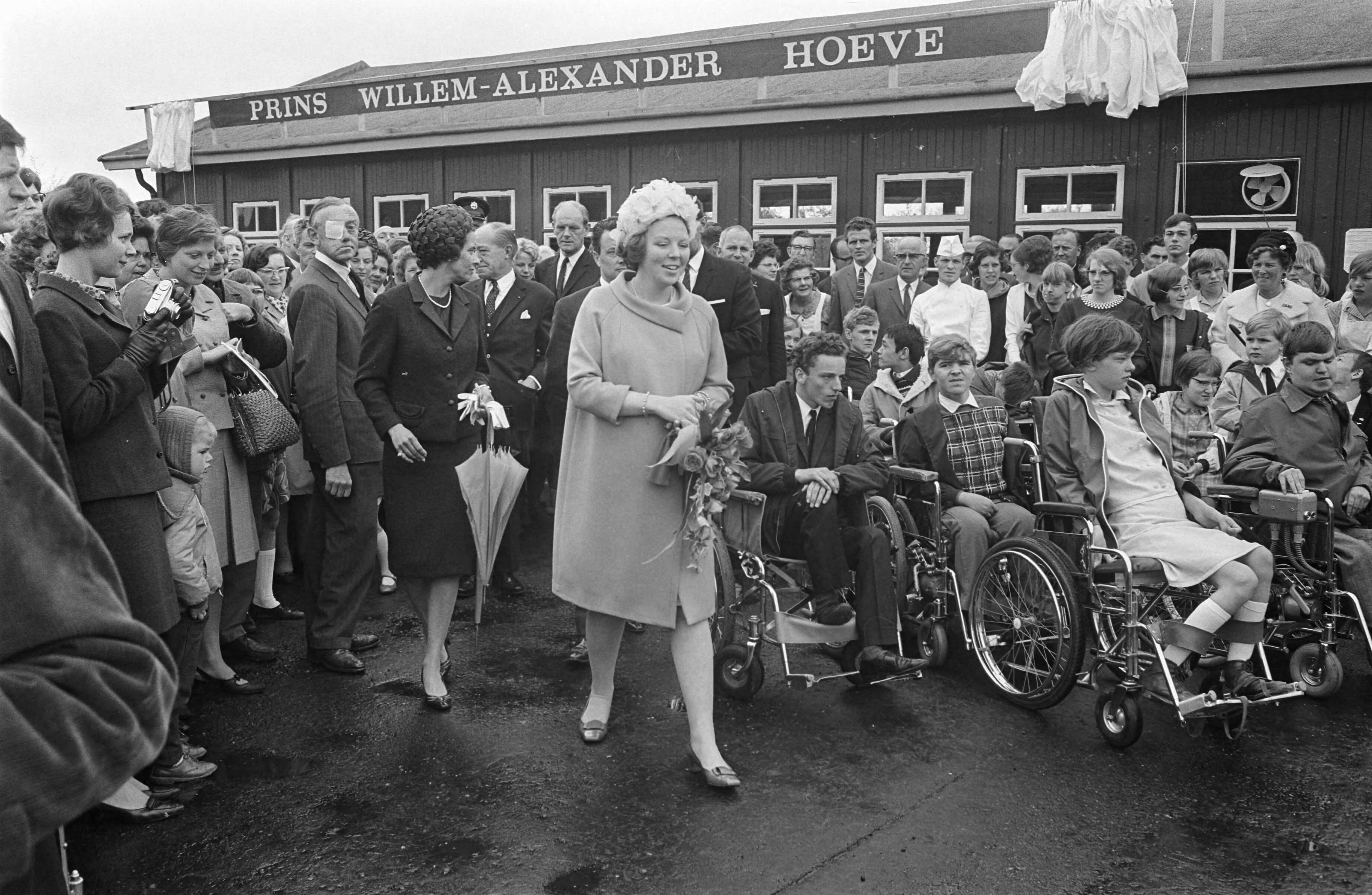 Fotocollectie Anefo — Prinses Beatrix in Drenthe opende vakantiecentrum prins Willem Alexander in Roden. De prinses op het terrein van het centrum — Foto: Koch, Eric / Anefo. Licentie: Set B: Rechtenvrij / Publiek Domein. Bron: Nationaal Archief. http://hdl.handle.net/10648/ab401092-d0b4-102d-bcf8-003048976d84