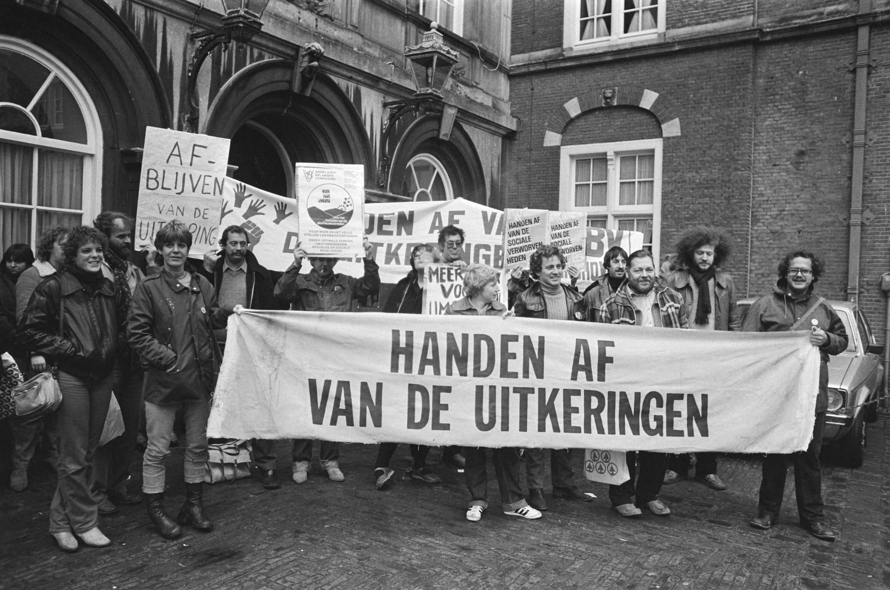 Fotocollectie Anefo — Dem. op Binnenhof Den Haag tegen plannen regering om te bezuinigen op sociale uitkeringen, demonstranten op het Binnenhof — Foto: Bogaerts, Rob / Anefo. Licentie: Set B: Rechtenvrij / Publiek Domein. Bron: Nationaal Archief. http://hdl.handle.net/10648/aced69a8-d0b4-102d-bcf8-003048976d84