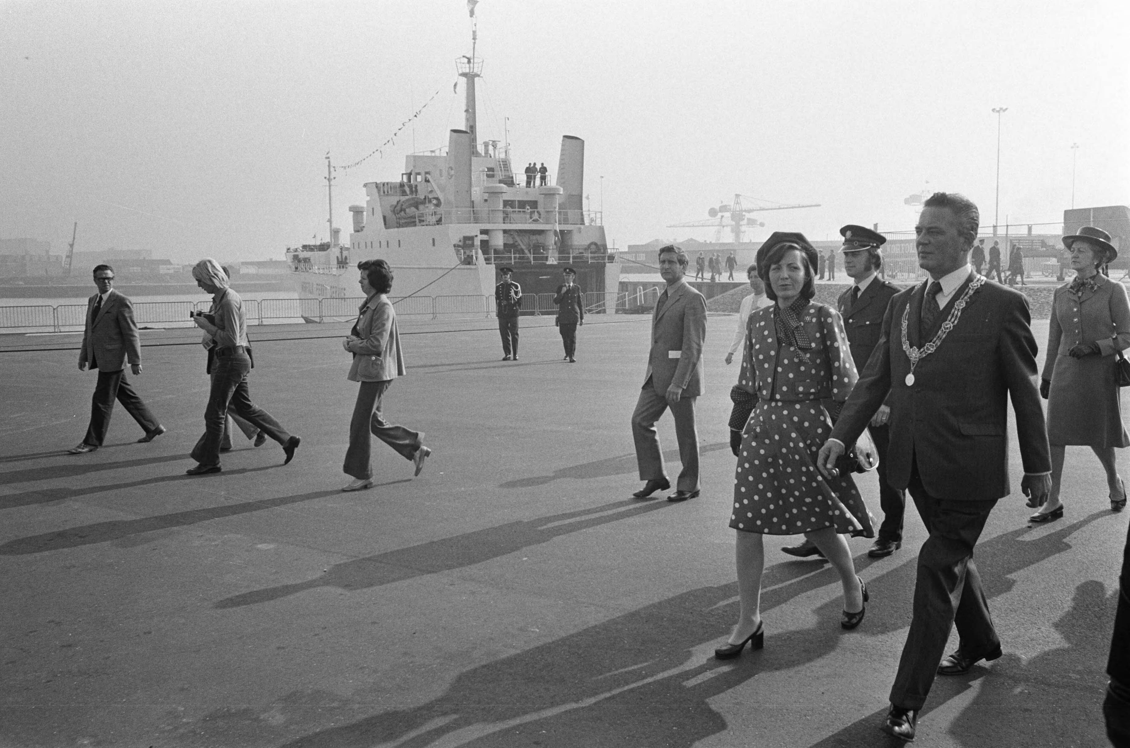 Fotocollectie Anefo — Prinses Margriet opent nieuwe insteekhaven voor containers in Scheveningen door druk op knop — Foto: Peters, Hans / Anefo. Licentie: Set B: Rechtenvrij / Publiek Domein. Bron: Nationaal Archief. http://hdl.handle.net/10648/ac38a7b6-d0b4-102d-bcf8-003048976d84
