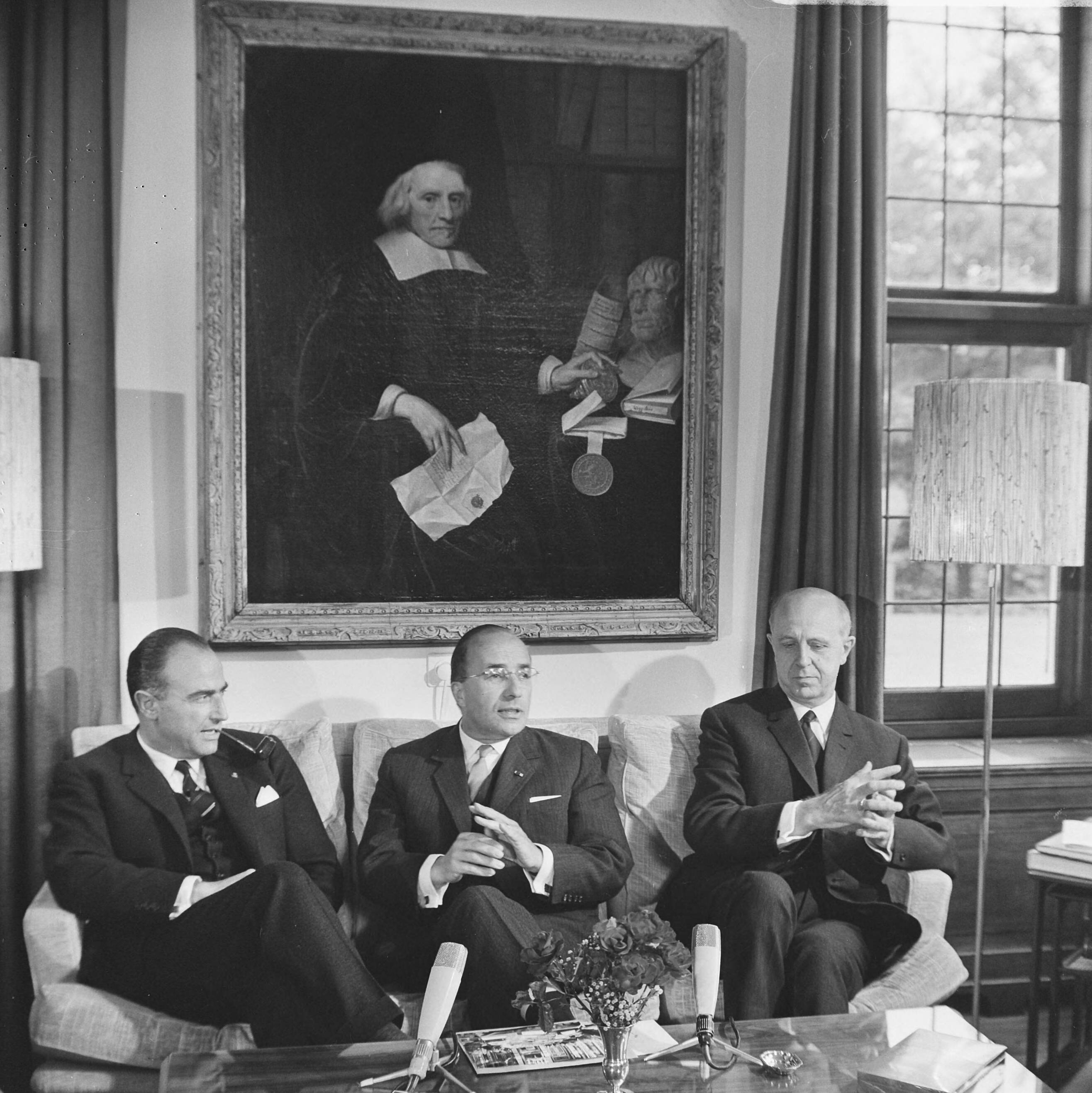 Belgisch bezoek op het Catshuis te Den Haag — v.l.n.r. de Belgisch politicus en premier Paul Vanden Boeynants, de Nederlandse premierJo Cals en de Belgische eerste minister Pierre Harmel — Foto: Koch, Eric / Anefo. Licentie: Set B: Rechtenvrij / Publiek Domein. Bron: Nationaal Archief. http://hdl.handle.net/10648/aafe1eda-d0b4-102d-bcf8-003048976d84