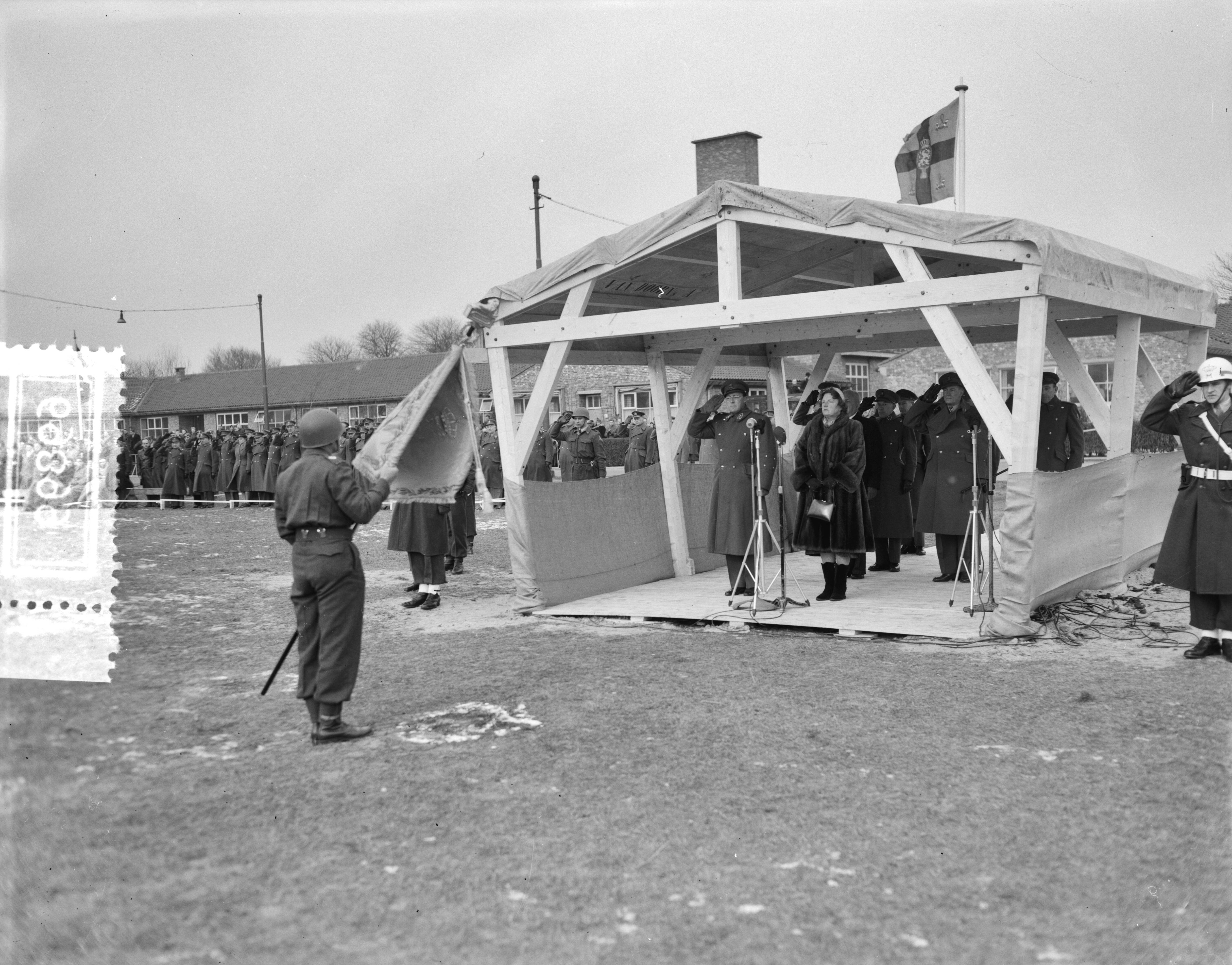 Fotocollectie Anefo — In Den Haag krijgt het Regiment Van Heutsz door koningin Juliana een eigen regimentsvaandel uitgereikt — Foto: Noske, J.D. / Anefo. Licentie: Set B: Rechtenvrij / Publiek Domein. Bron: Nationaal Archief. http://hdl.handle.net/10648/a93109c8-d0b4-102d-bcf8-003048976d84