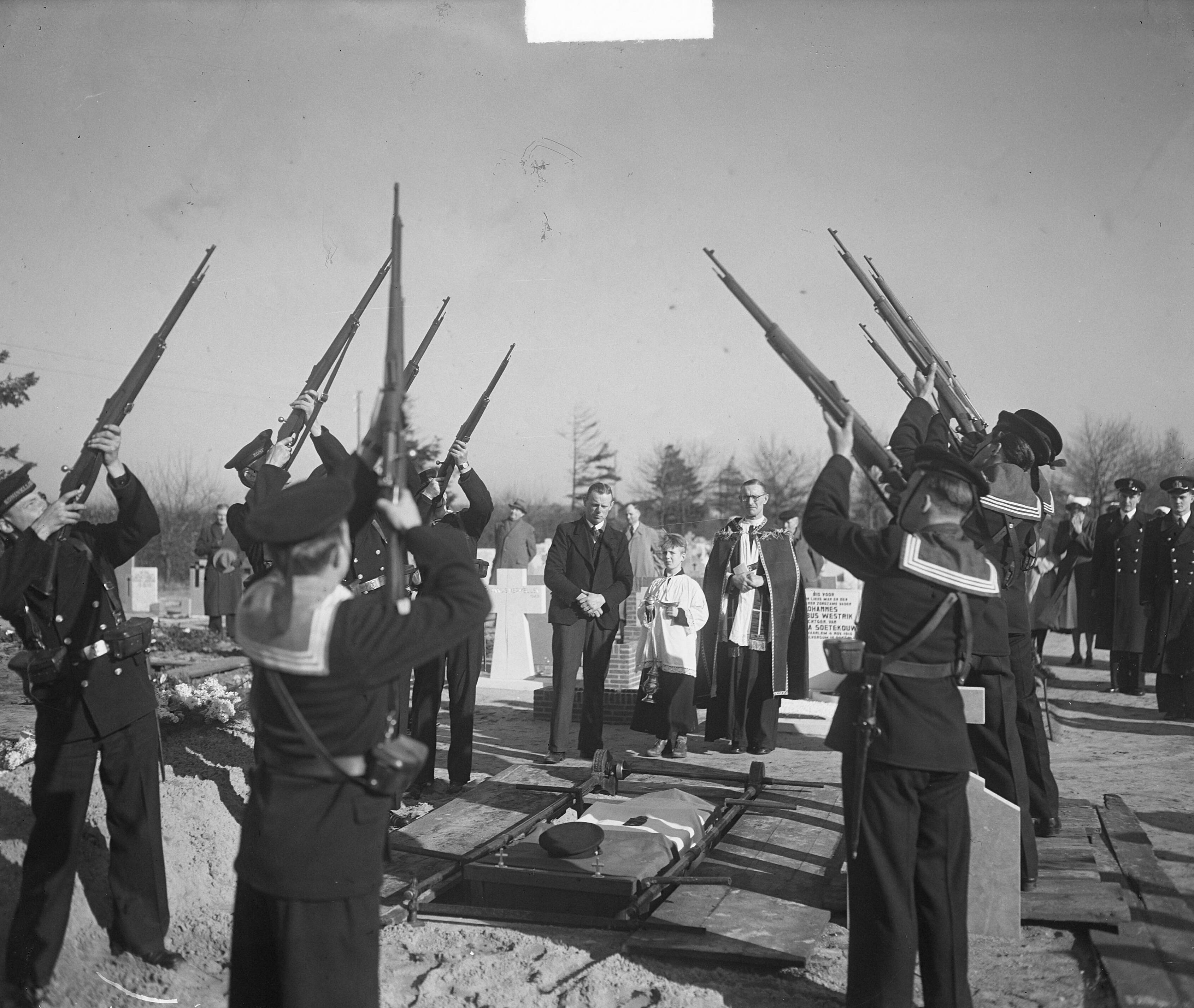 Begrafenis van militair A.G. Matman in Hilversum — Begrafenis Marvo te Hilversum, militair A. G. Matman. Saluutschoten — Foto: Winterbergen, Rolf / Anefo. Licentie: Set B: Rechtenvrij / Publiek Domein. Bron: Nationaal Archief. http://hdl.handle.net/10648/a8d4be66-d0b4-102d-bcf8-003048976d84