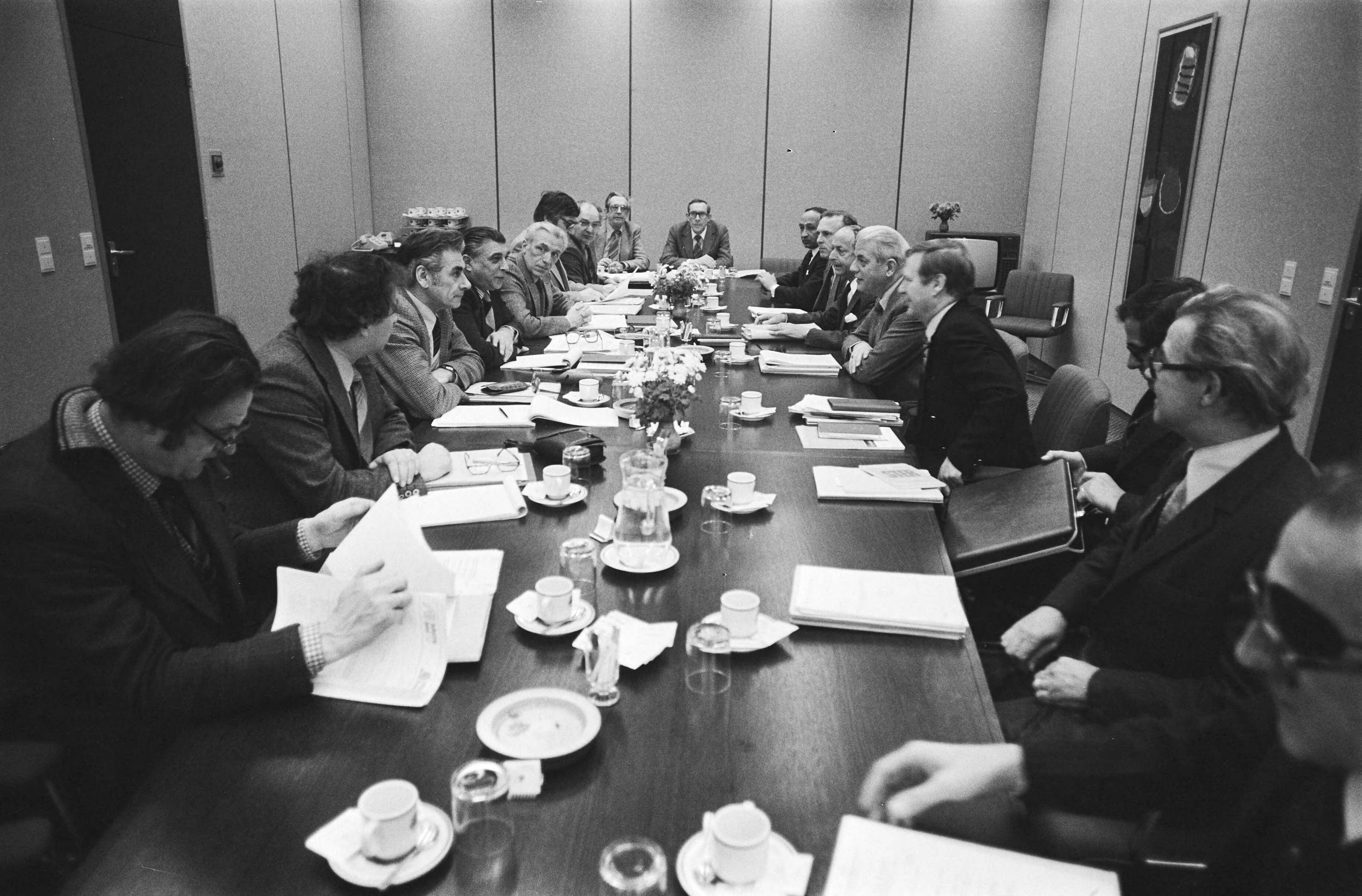 Fotocollectie Anefo — Zoetermeer, CAo-onderhandeling metaal; voorzitter werknem Wamsteker (voorgrond) tegenover werkgevers, rechts voorzitter Ter Hart — Foto: Suyk, Koen / Anefo. Licentie: Set B: Rechtenvrij / Publiek Domein. Bron: Nationaal Archief. http://hdl.handle.net/10648/acc34786-d0b4-102d-bcf8-003048976d84