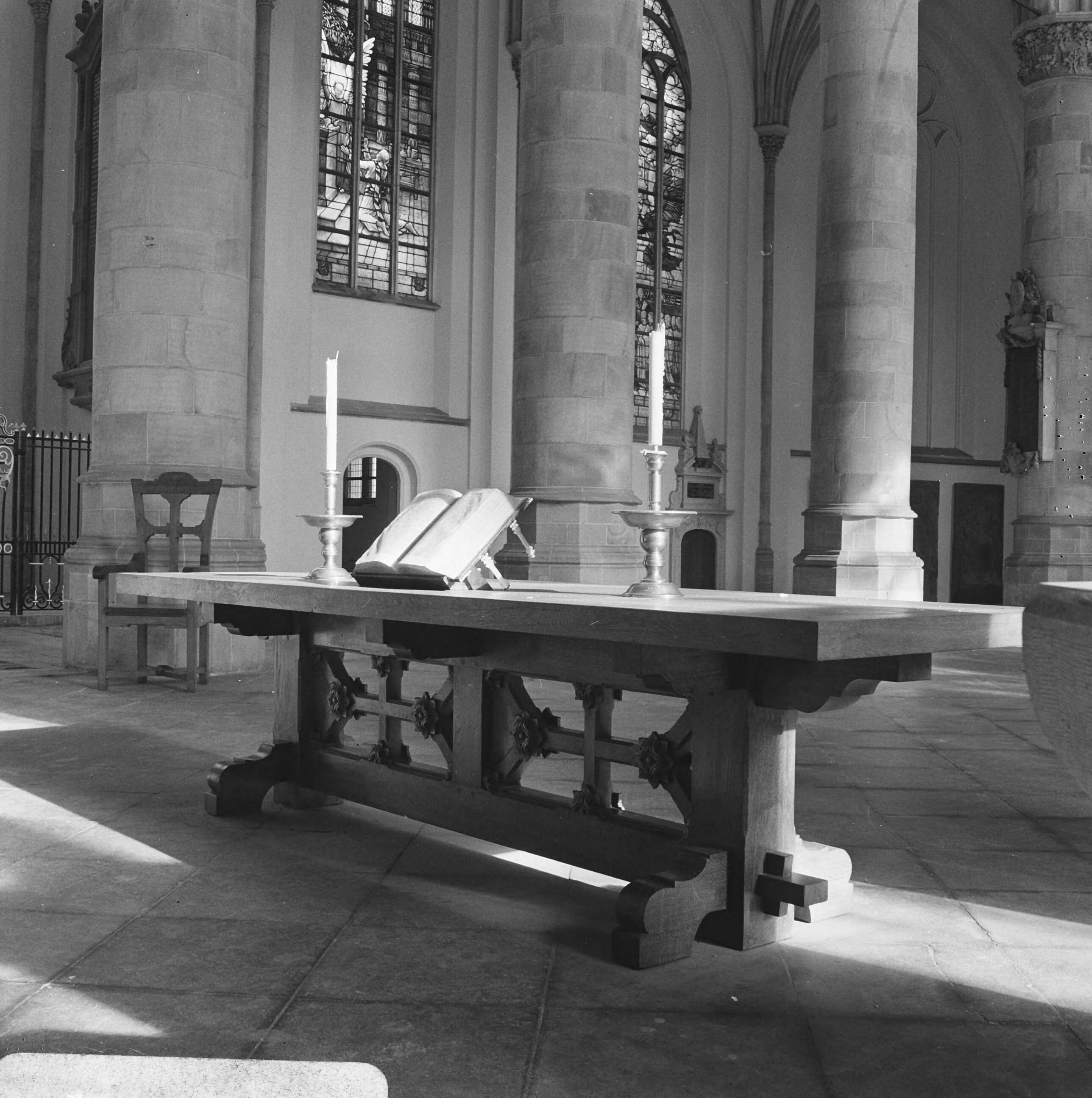 Restauratie van de Grote of St. Jacobskerk te Den Haag in verband met huwelijk van prinses Margriet met mr. Pieter van Vollenhoven — Den Haag|Zuid-Holland|restauraties |kerkgebouwen|Sint-Jacobuskerk — Foto: Voets, Jan / Anefo. Licentie: Set B: Rechtenvrij / Publiek Domein. Bron: Nationaal Archief. http://hdl.handle.net/10648/ab029a64-d0b4-102d-bcf8-003048976d84