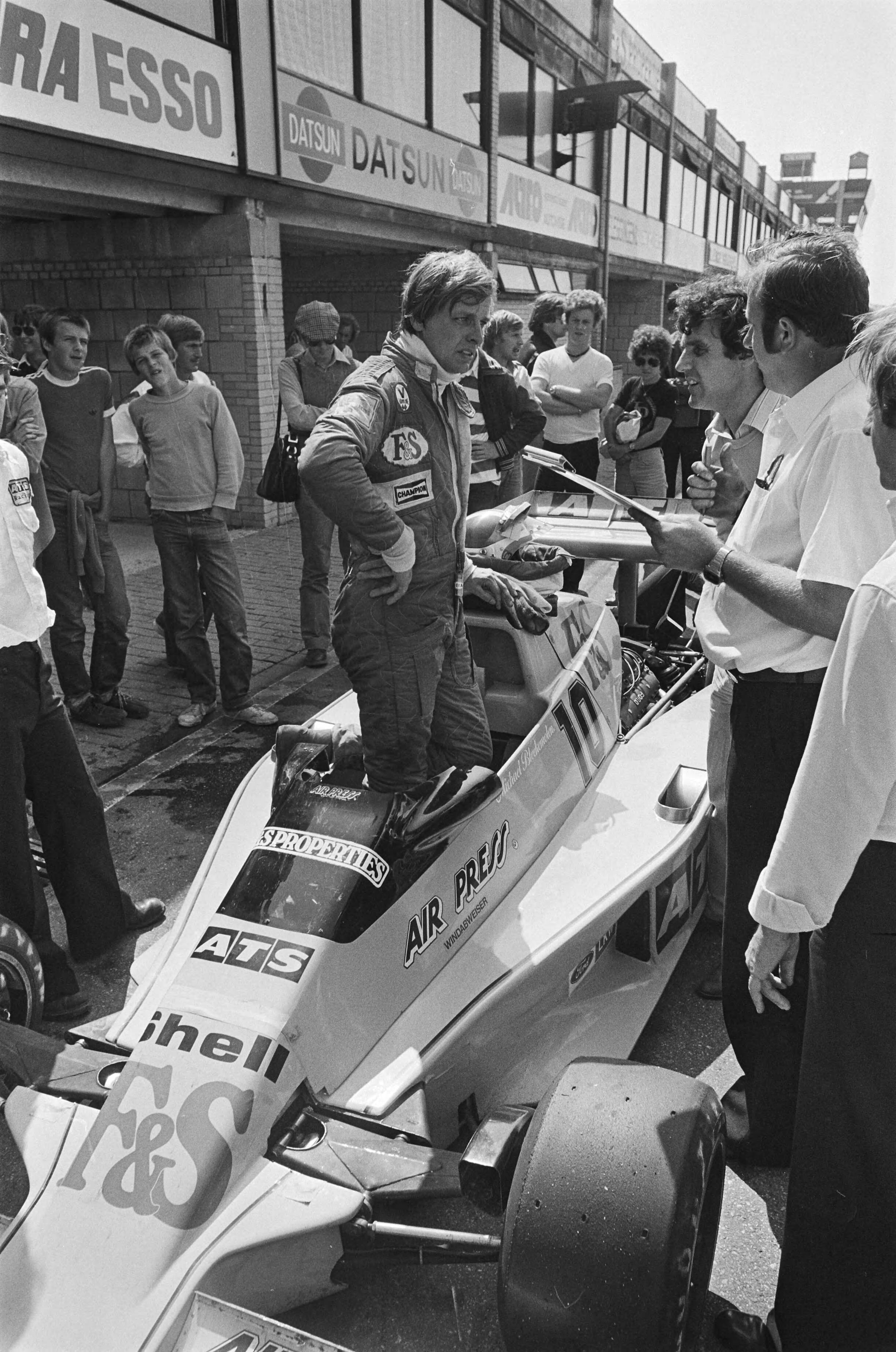 Fotocollectie Anefo — Michael Bleekemolen test ATS-wagen voor Grand Prix op Zandvoort — Foto: Verhoeff, Bert / Anefo. Licentie: Set B: Rechtenvrij / Publiek Domein. Bron: Nationaal Archief. http://hdl.handle.net/10648/acba20c0-d0b4-102d-bcf8-003048976d84