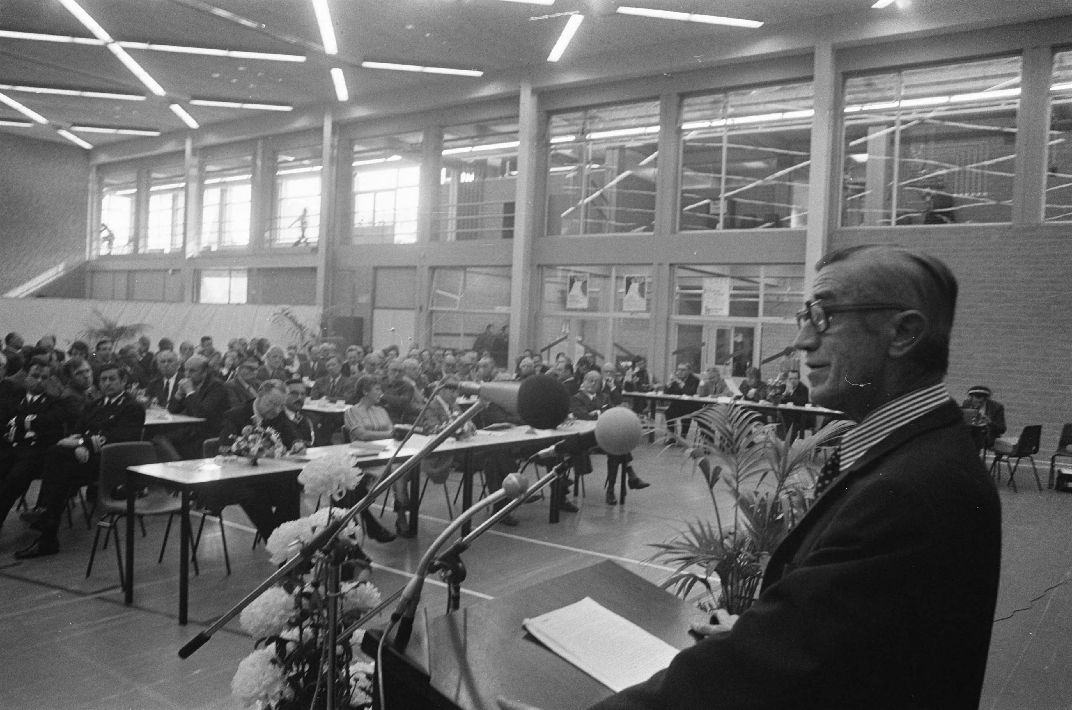 Fotocollectie Anefo — Nieuw hoofdkantoor van Algemene Inspectiedienst geopend in Eygelshoven (Zuid-Limburg), Minister T. Brouwer tijdens openingstoespraak — Foto: Punt, W. / Anefo. Licentie: Set B: Rechtenvrij / Publiek Domein. Bron: Nationaal Archief. http://hdl.handle.net/10648/ac39855a-d0b4-102d-bcf8-003048976d84