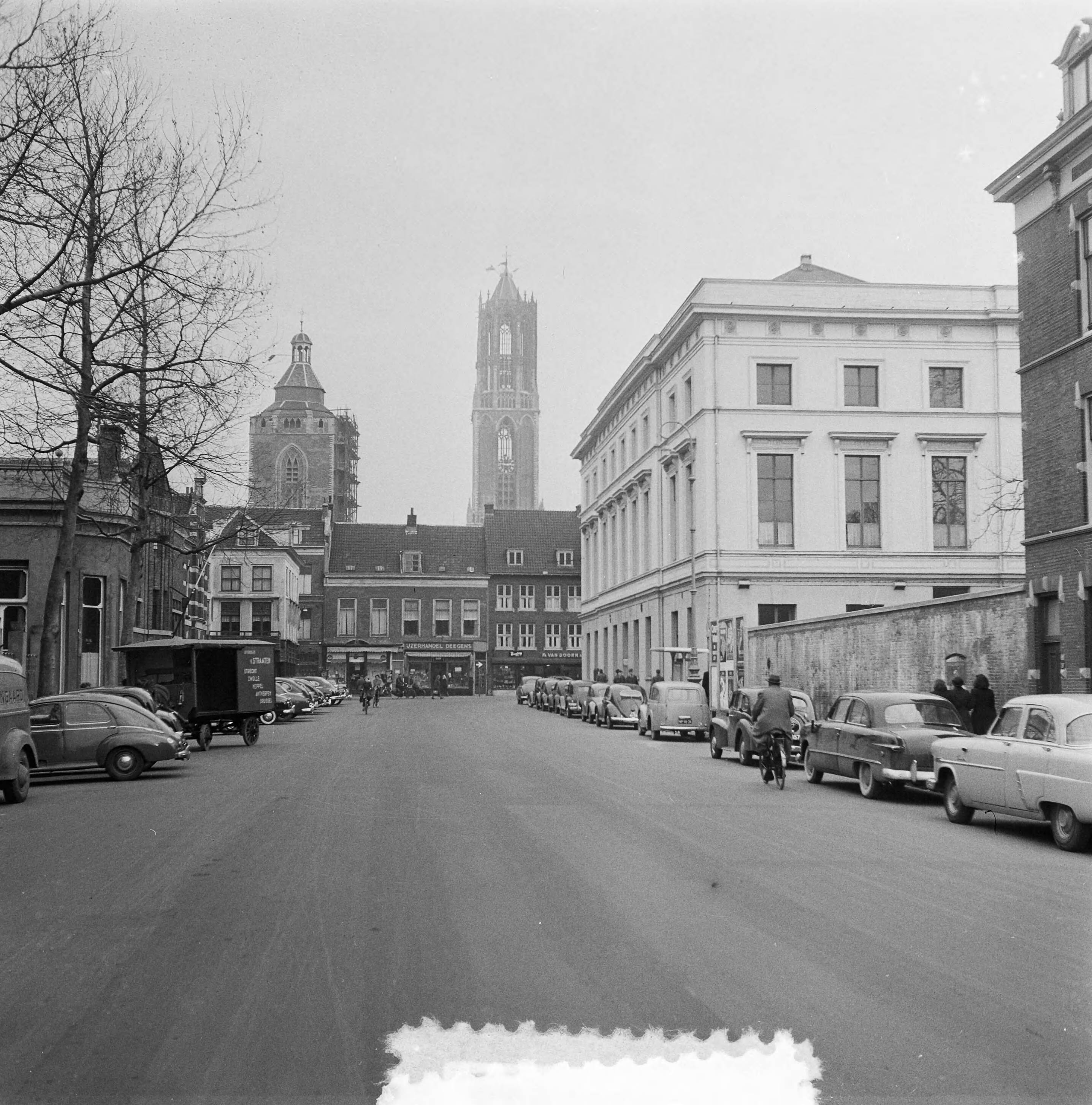 Stadsgezichten Utrecht — Stadsgezichten Utrecht. Mariaplaats met zicht op Domtoren. Rechts het Gebouw voor Kunsten en Wetenschappen — Foto: Noske, J.D. / Anefo. Licentie: Set B: Rechtenvrij / Publiek Domein. Bron: Nationaal Archief. http://hdl.handle.net/10648/a91b80a8-d0b4-102d-bcf8-003048976d84