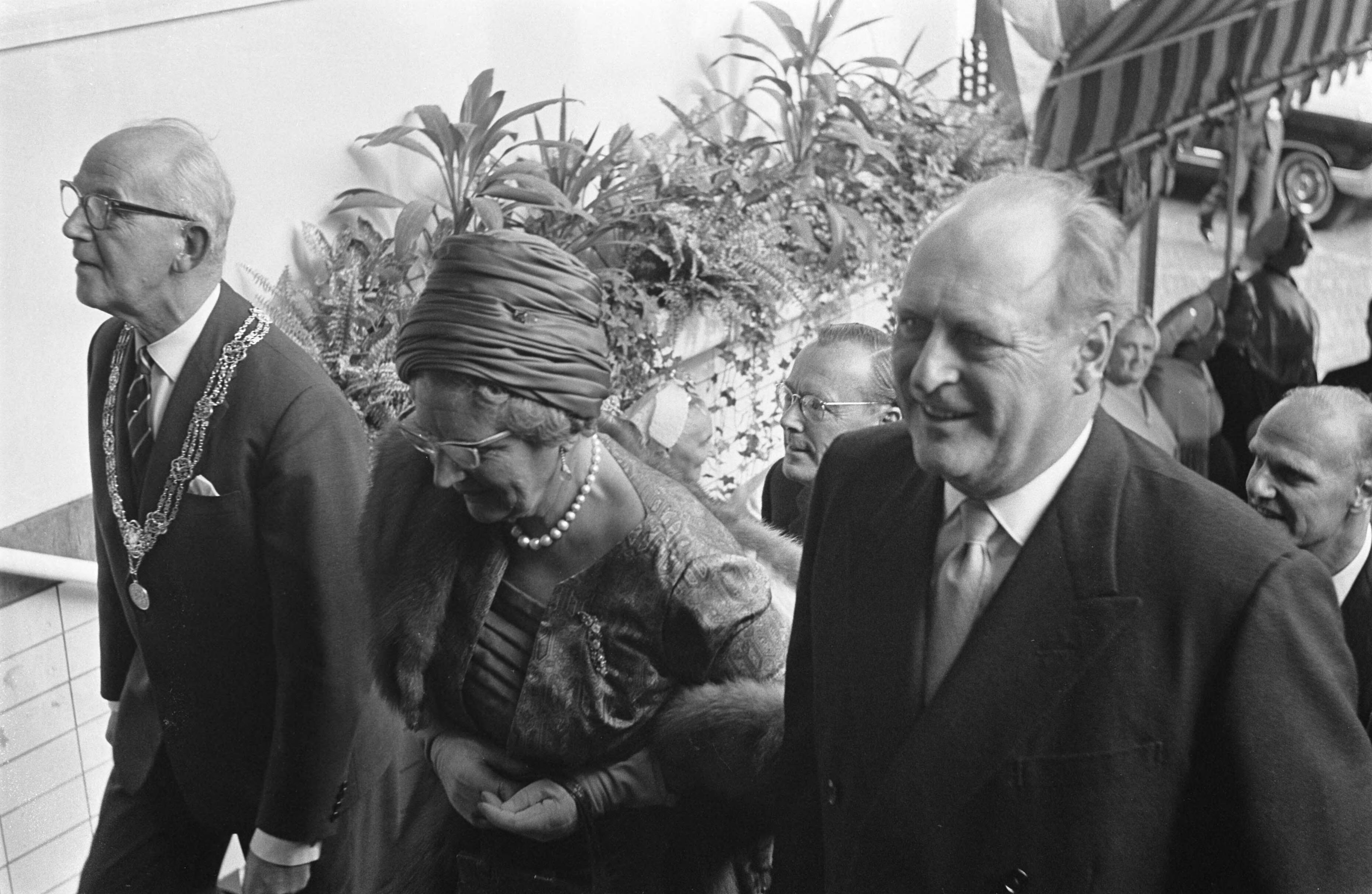 Staatsbezoek van koning Olav van Noorwegen aan Nederland — Bezoek koning Olav van Noorwegen aan Den Haag. vrnl Koning Olav, koningin Juliana en burgemeester Kolfschoten van Den Haag — Foto: Nijs, Jac. de / Anefo. Licentie: Set B: Rechtenvrij / Publiek Domein. Bron: Nationaal Archief. http://hdl.handle.net/10648/aa787492-d0b4-102d-bcf8-003048976d84