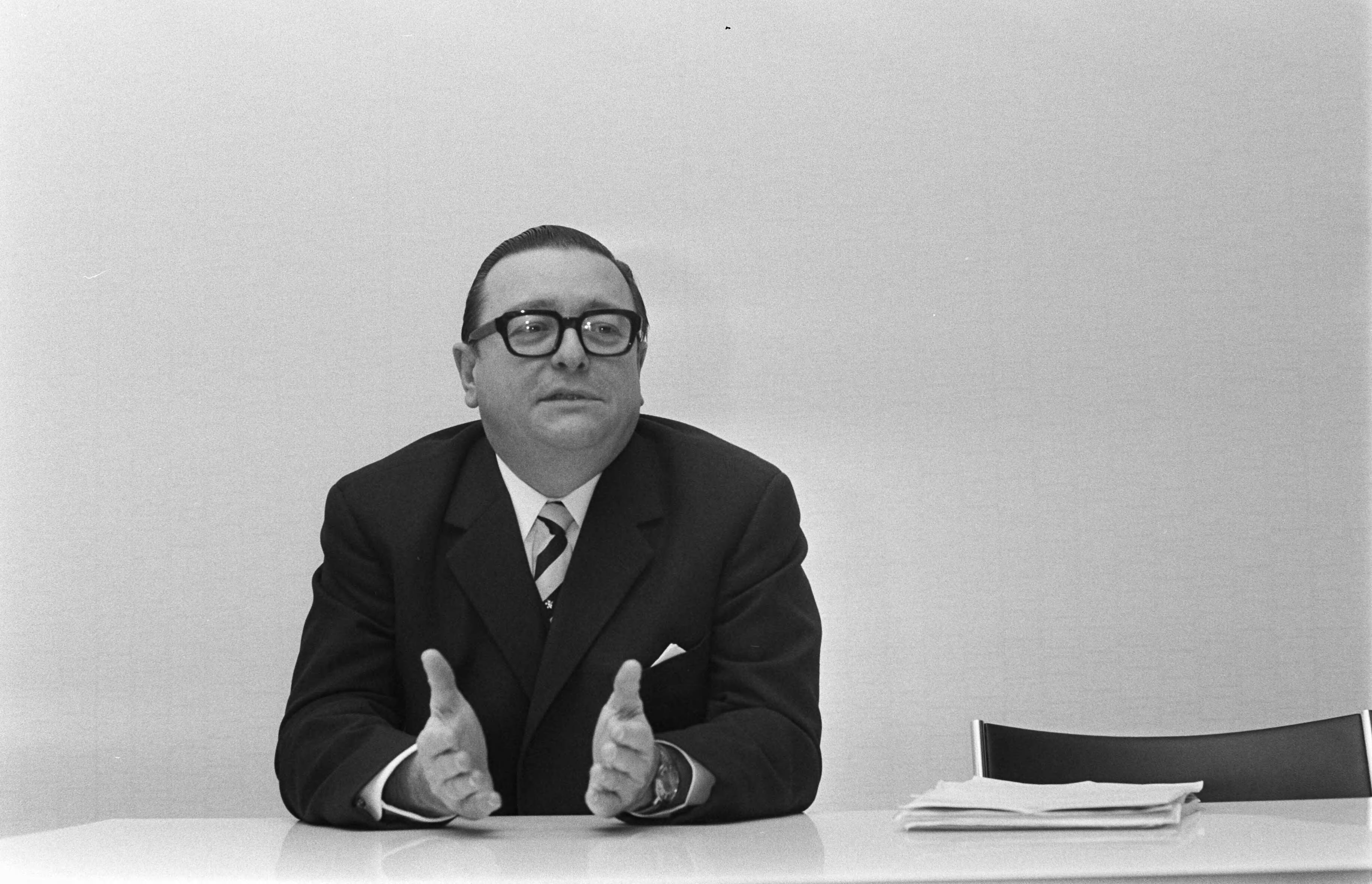 Fotocollectie Anefo — Intern Beraad van regering over benoeming tot gouverneur Nederlandse Antillen dr. E. Jonckheer in Den Haag . Dr. E. Jonckheer — Foto: Mieremet, Rob / Anefo. Licentie: Set B: Rechtenvrij / Publiek Domein. Bron: Nationaal Archief. http://hdl.handle.net/10648/ab8c7a2c-d0b4-102d-bcf8-003048976d84