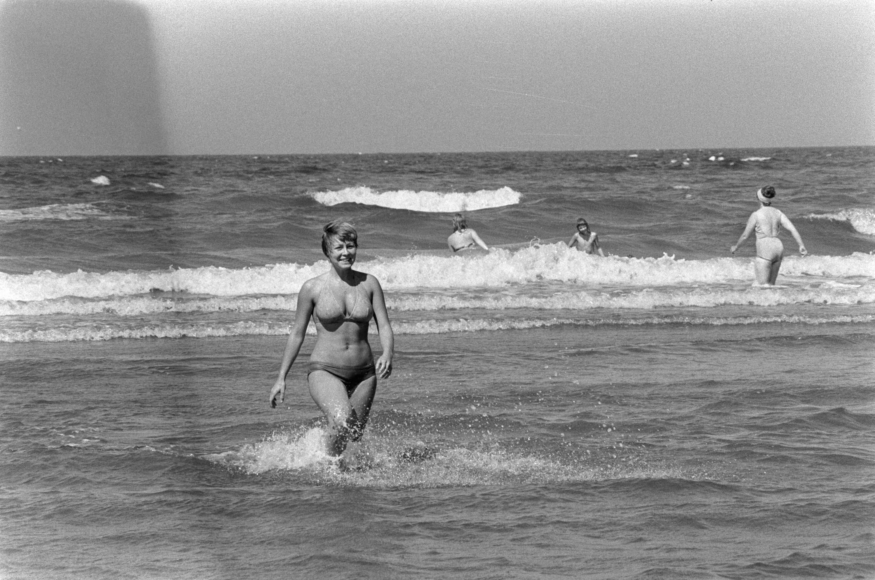 Fotocollectie Anefo — Mooi weer op strand, Zandvoort — Foto: Mieremet, Rob / Anefo. Licentie: Set B: Rechtenvrij / Publiek Domein. Bron: Nationaal Archief. http://hdl.handle.net/10648/ac52c2ae-d0b4-102d-bcf8-003048976d84