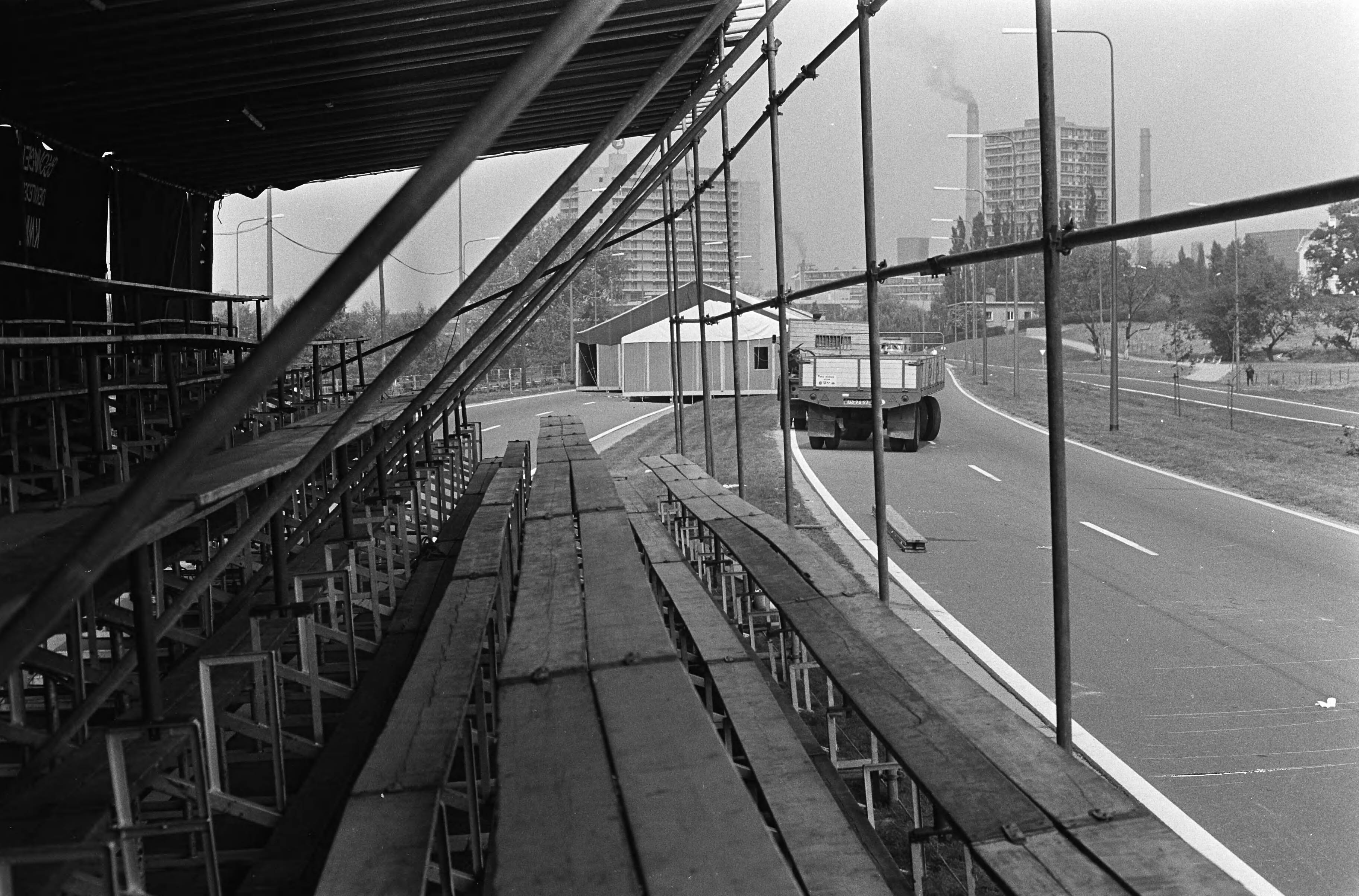 Fotocollectie Anefo — Voorbereidingen WK op de weg in Heerlen ( Nuth). Werkzaamheden aan tribune — Foto: Nijs, Jac. de / Anefo. Licentie: Set B: Rechtenvrij / Publiek Domein. Bron: Nationaal Archief. http://hdl.handle.net/10648/ab24f65e-d0b4-102d-bcf8-003048976d84