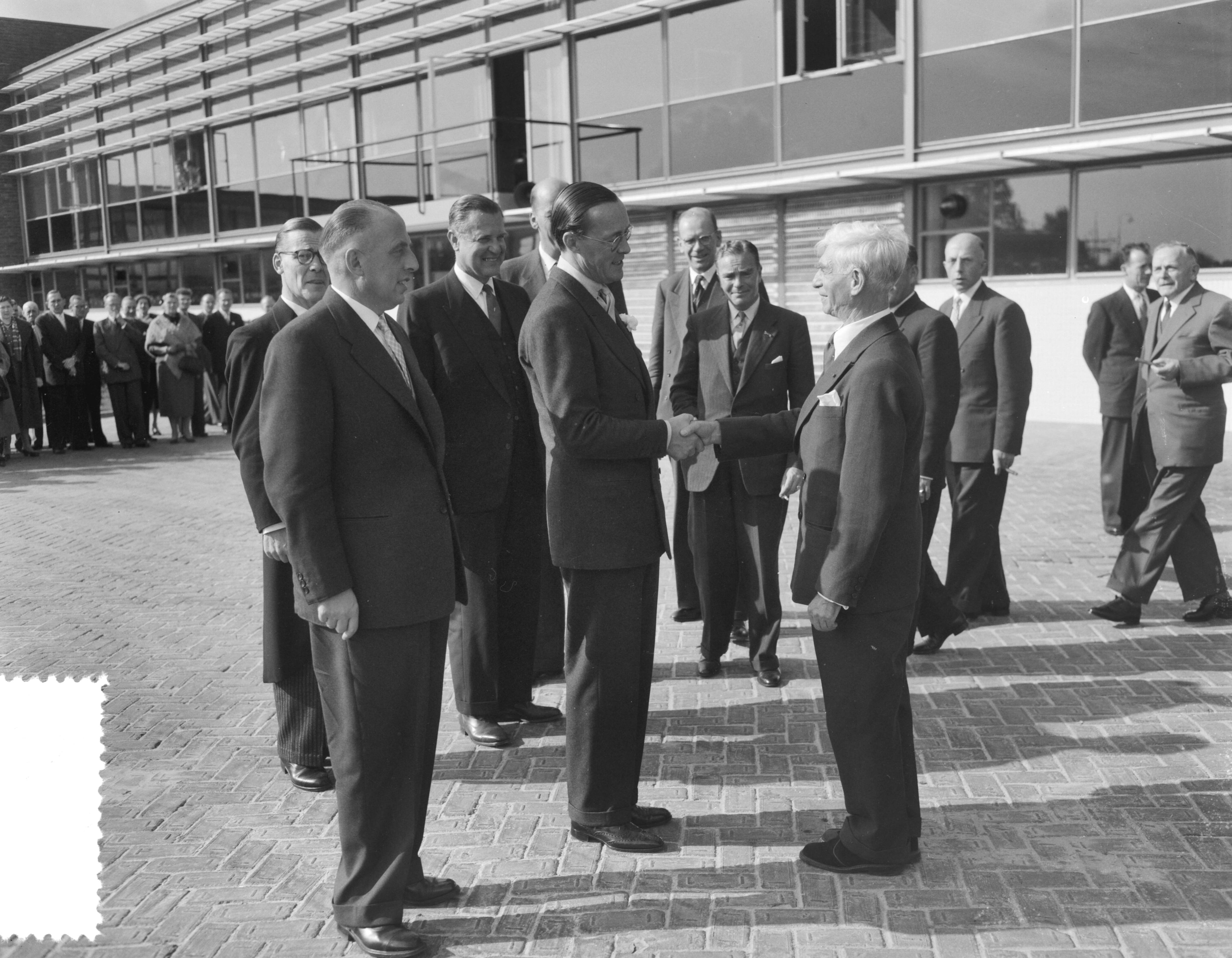 Prins Bernhard bezoekt West-Brabant — Prins Bernhard bezoekt industriegebied Etten-Leur. Bezoek aan Tomadofabriek — Foto: Noske, J.D. / Anefo. Licentie: Set B: Rechtenvrij / Publiek Domein. Bron: Nationaal Archief. http://hdl.handle.net/10648/a93c1a66-d0b4-102d-bcf8-003048976d84