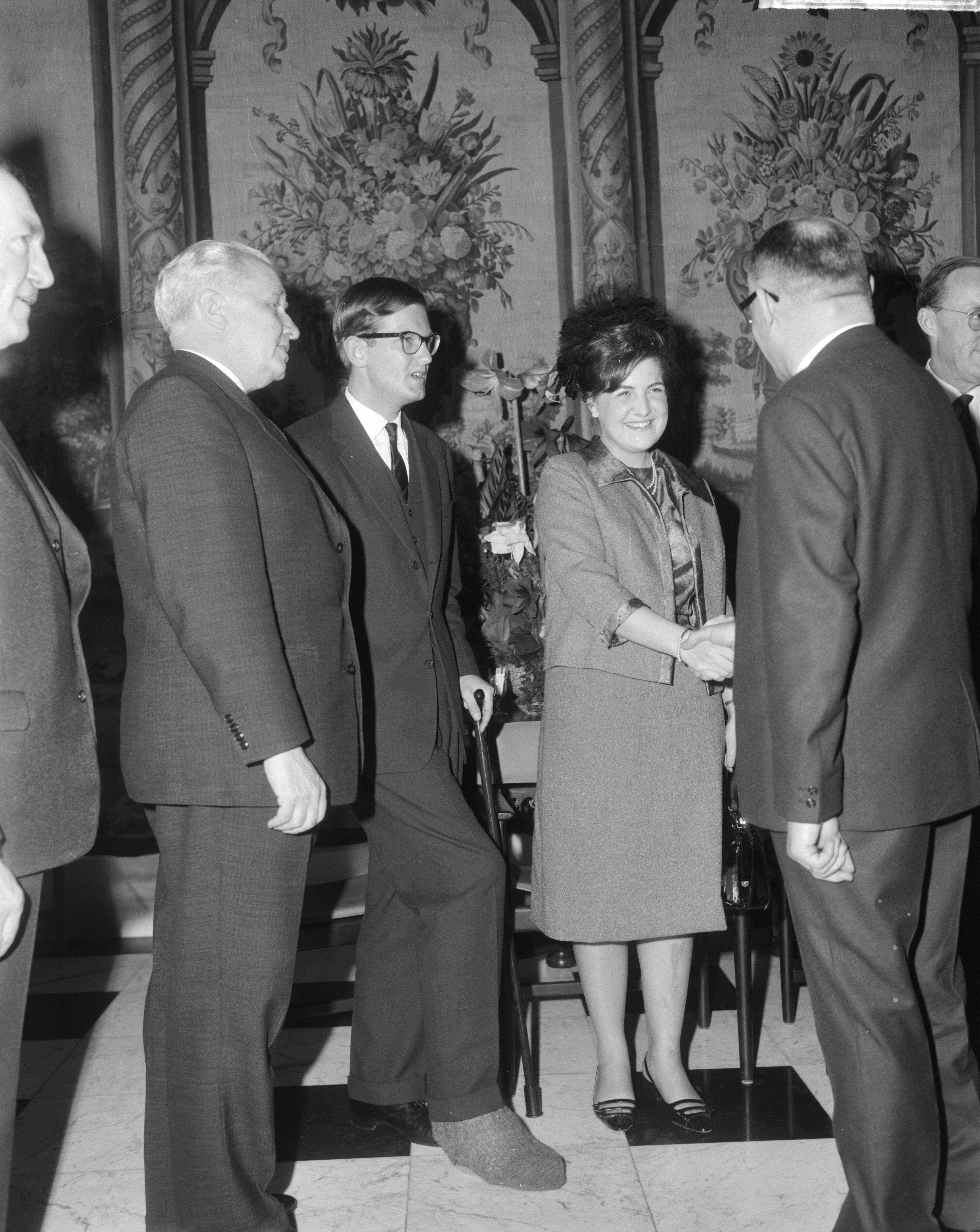 Verloofde paar prinses Margriet en Pieter van Vollenhoven in Den Haag — Verloofde paar in Den Haag , Het verloofde paar ontvangt felicitaties — Foto: Bilsen, Joop van / Anefo. Licentie: Set B: Rechtenvrij / Publiek Domein. Bron: Nationaal Archief. http://hdl.handle.net/10648/aa98b4b4-d0b4-102d-bcf8-003048976d84