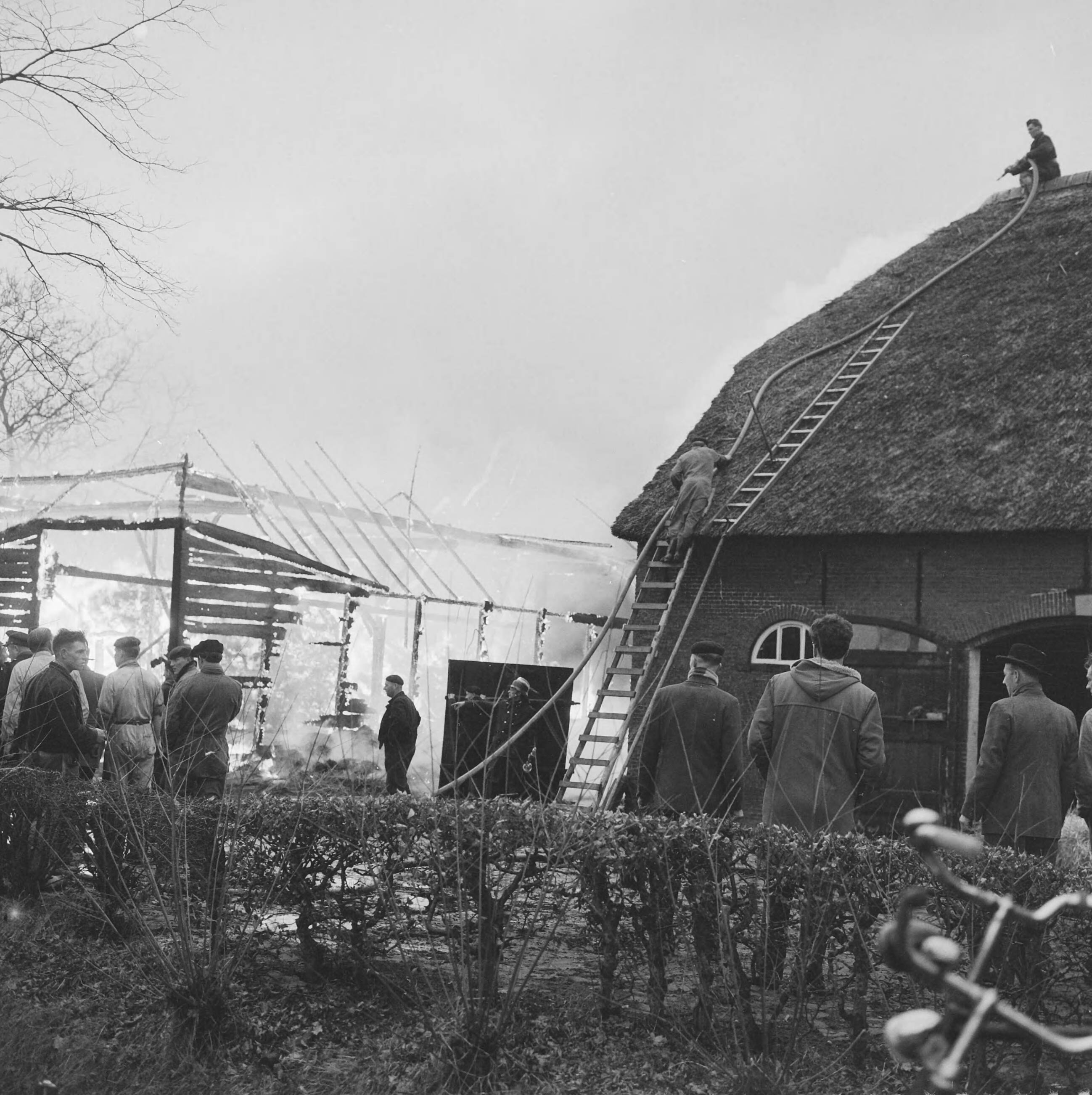 Fotocollectie Anefo — Brand in Teteringen bij Breda in een boerderij — Foto: Chabot, Hans / Anefo. Licentie: Set B: Rechtenvrij / Publiek Domein. Bron: Nationaal Archief. http://hdl.handle.net/10648/a9a461de-d0b4-102d-bcf8-003048976d84