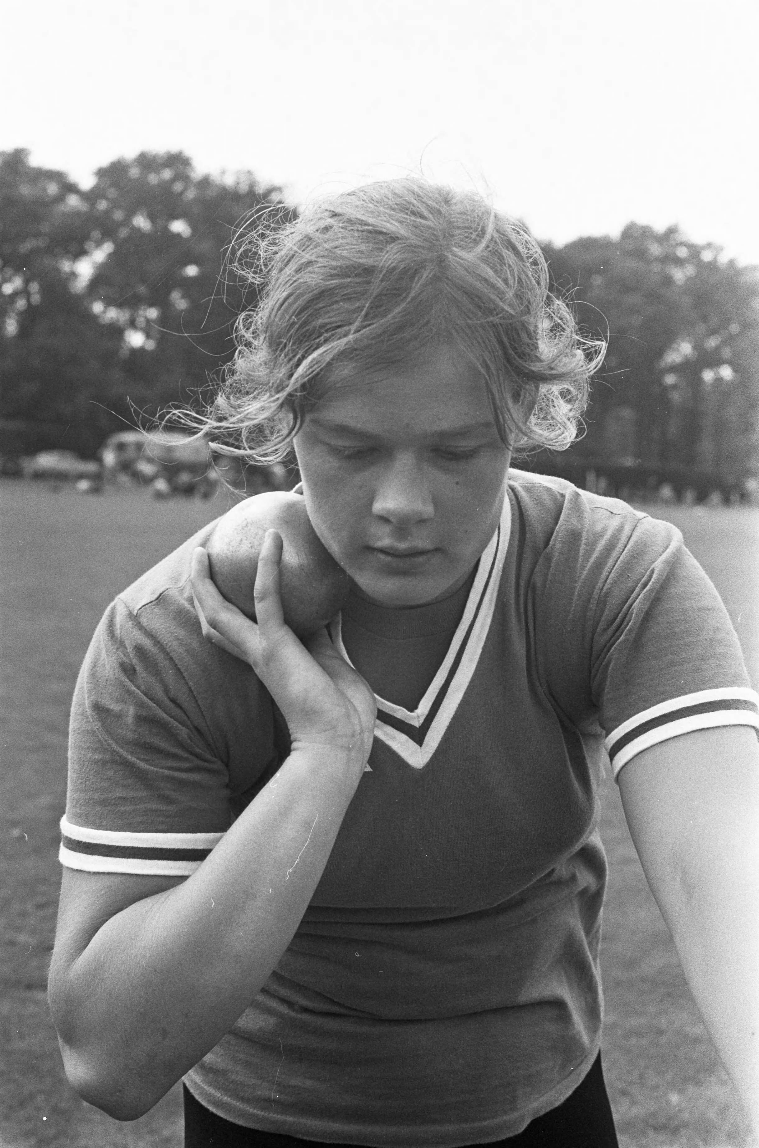 Fotocollectie Anefo — Atletiekwedstrijden om Turfschip Trophee in Breda, Elma Schalk vestigde nieuwe jeugdrecord kogelstoten — Foto: Verhoeff, Bert / Anefo. Licentie: Set B: Rechtenvrij / Publiek Domein. Bron: Nationaal Archief. http://hdl.handle.net/10648/abefa890-d0b4-102d-bcf8-003048976d84