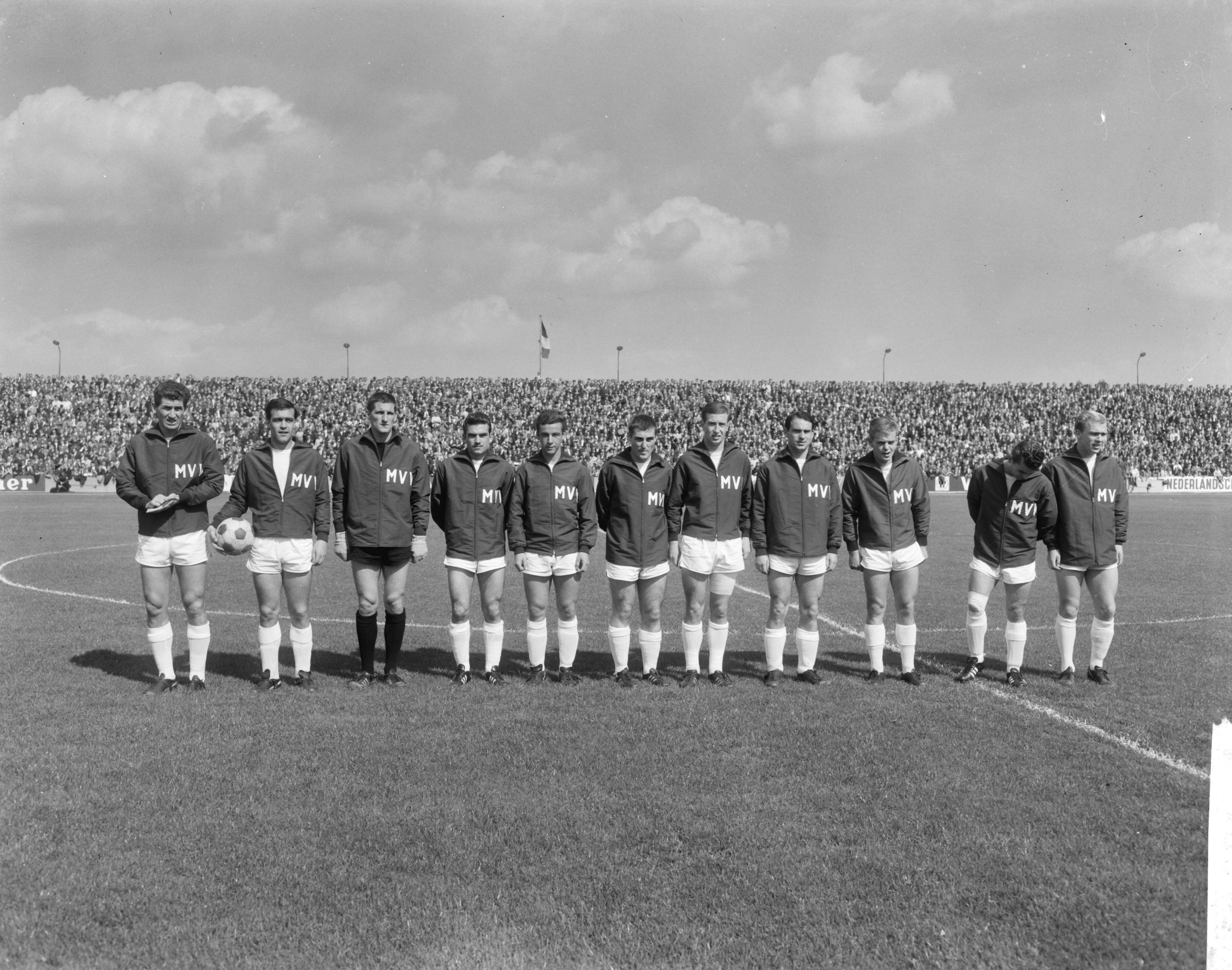 Fotocollectie Anefo — Voetbal. MVV-Ajax 0-1, Elftal MVV, v.l.n.r. Giel Haenen, Michiel Tal, Frans Körver, Heini Brassé, Sef Geurten, Willy Bergstein, Jan Druyts, Jo Toennaer, Johnny Fredrix, Werner Weigel, Willy Brokamp — Foto: Bilsen, Joop van / Anefo. Licentie: Set B: Rechtenvrij / Publiek Domein. Bron: Nationaal Archief. http://hdl.handle.net/10648/aabd9ebe-d0b4-102d-bcf8-003048976d84