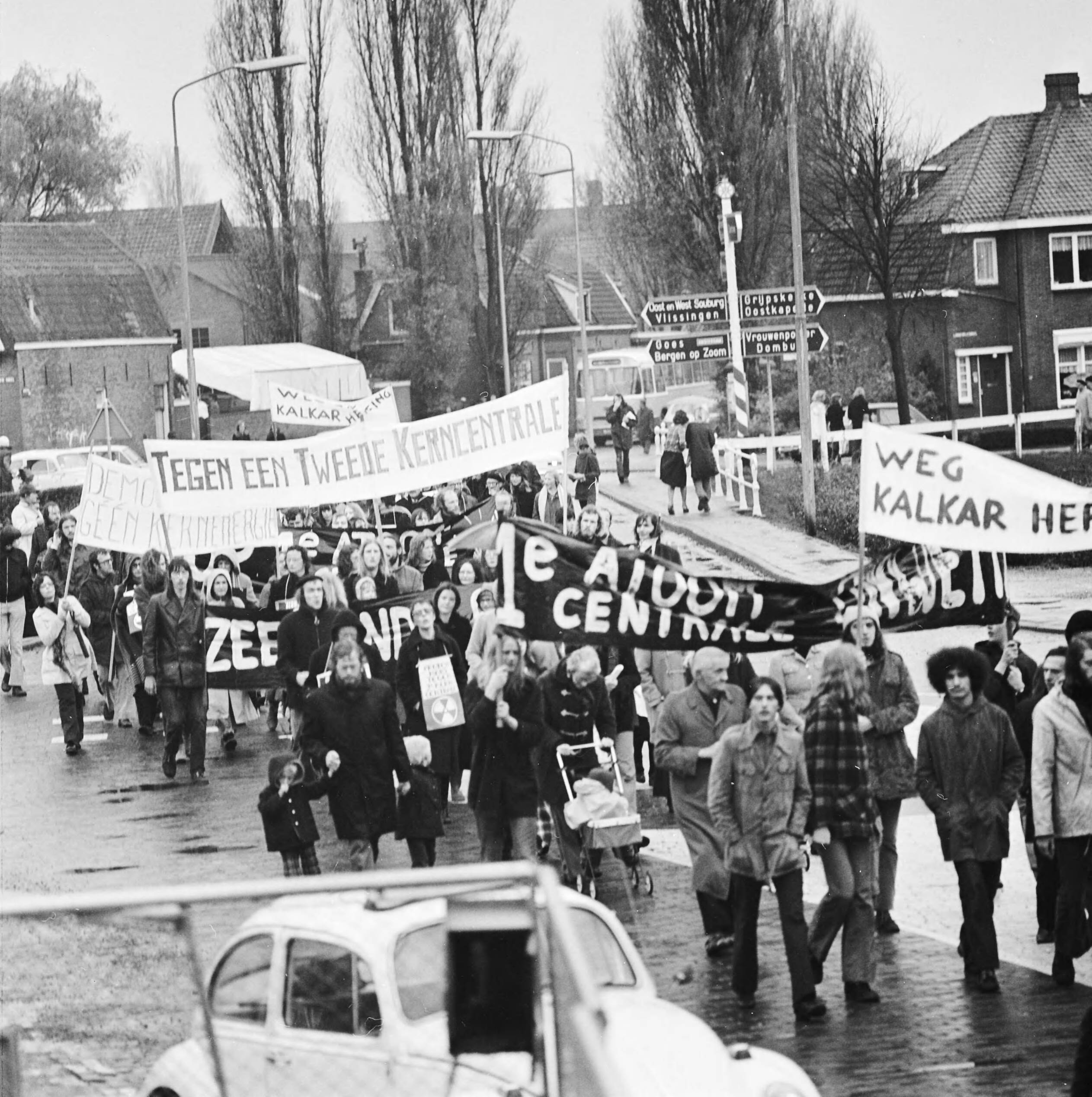 Fotocollectie Anefo — Demonstranten met spandoeken — Foto: Mieremet, Rob / Anefo. Licentie: Set B: Rechtenvrij / Publiek Domein. Bron: Nationaal Archief. http://hdl.handle.net/10648/ac3c11e4-d0b4-102d-bcf8-003048976d84