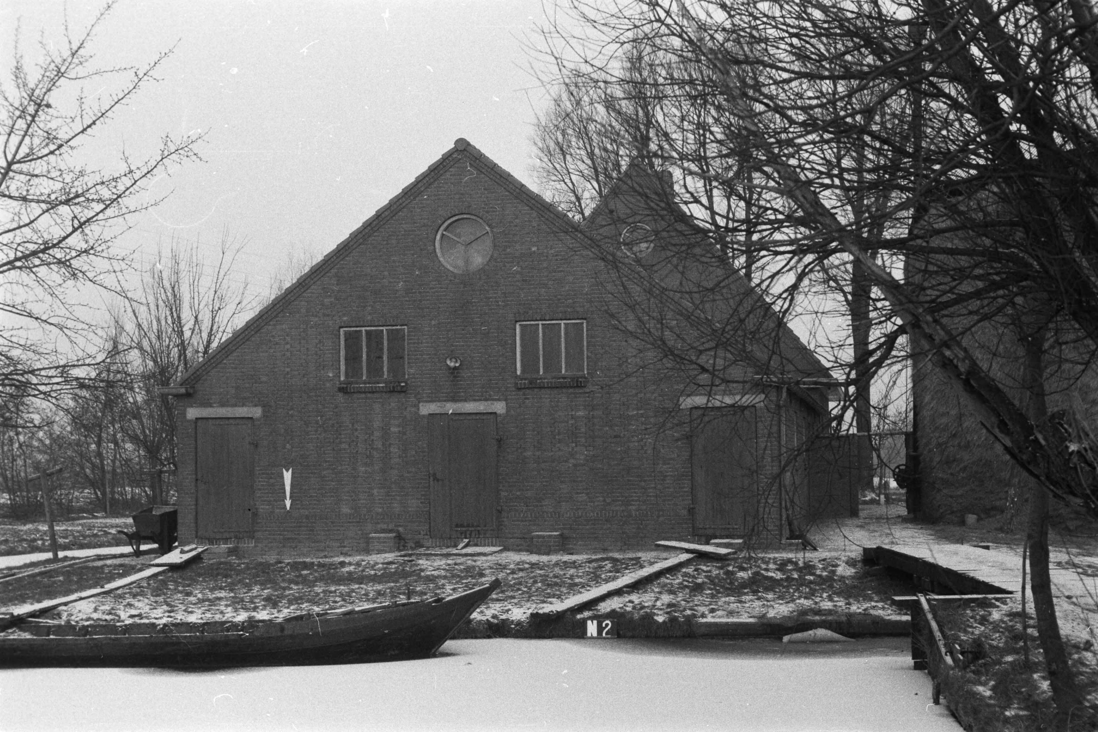 Vaste Punten Cultuurtechnische Dienst — Boerderij te Noorden of Nieuwkoop (ruilverkaveling Zegveld) — Foto: Fotograaf Onbekend / Heidemij. Licentie: Set B: Rechtenvrij / Publiek Domein. Bron: Nationaal Archief. http://hdl.handle.net/10648/ae927e38-d0b4-102d-bcf8-003048976d84