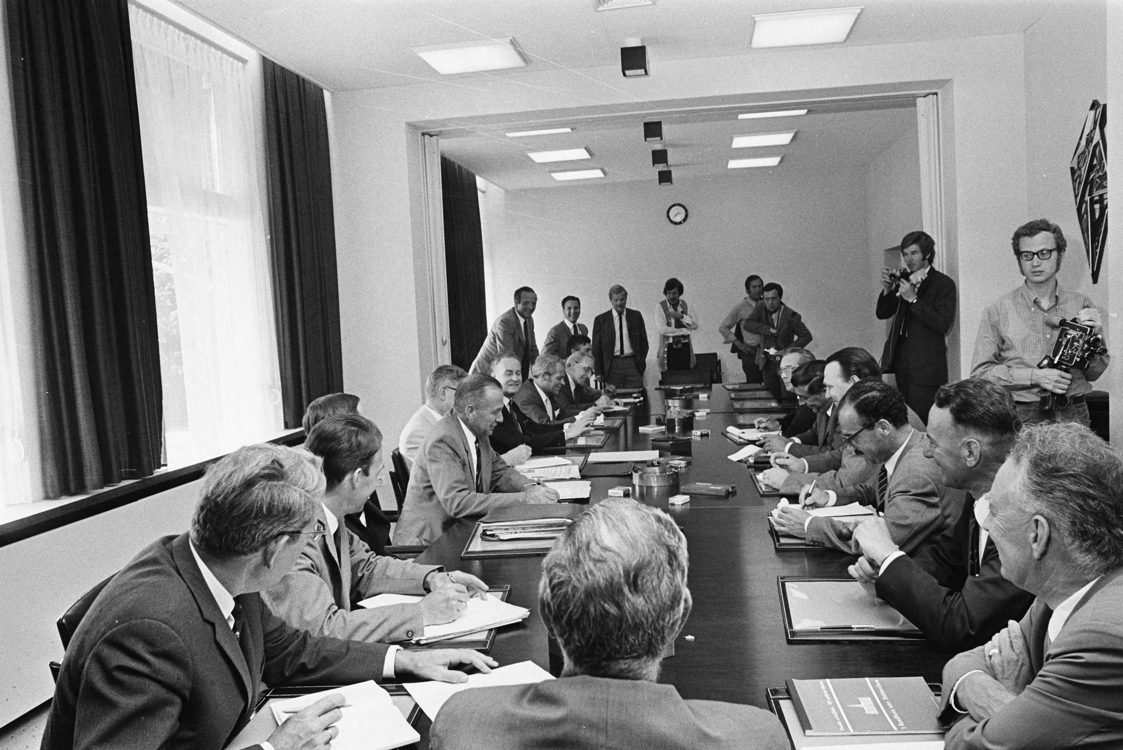 Fotocollectie Anefo — Vergadering van vertegenwoordigers VMF, de vakbonden van Amsterdam, Rotterdam en Den Haag over Werkspoor, in Den Haag ; overzicht vergadering — Foto: Mieremet, Rob / Anefo. Licentie: Set B: Rechtenvrij / Publiek Domein. Bron: Nationaal Archief. http://hdl.handle.net/10648/ab993582-d0b4-102d-bcf8-003048976d84