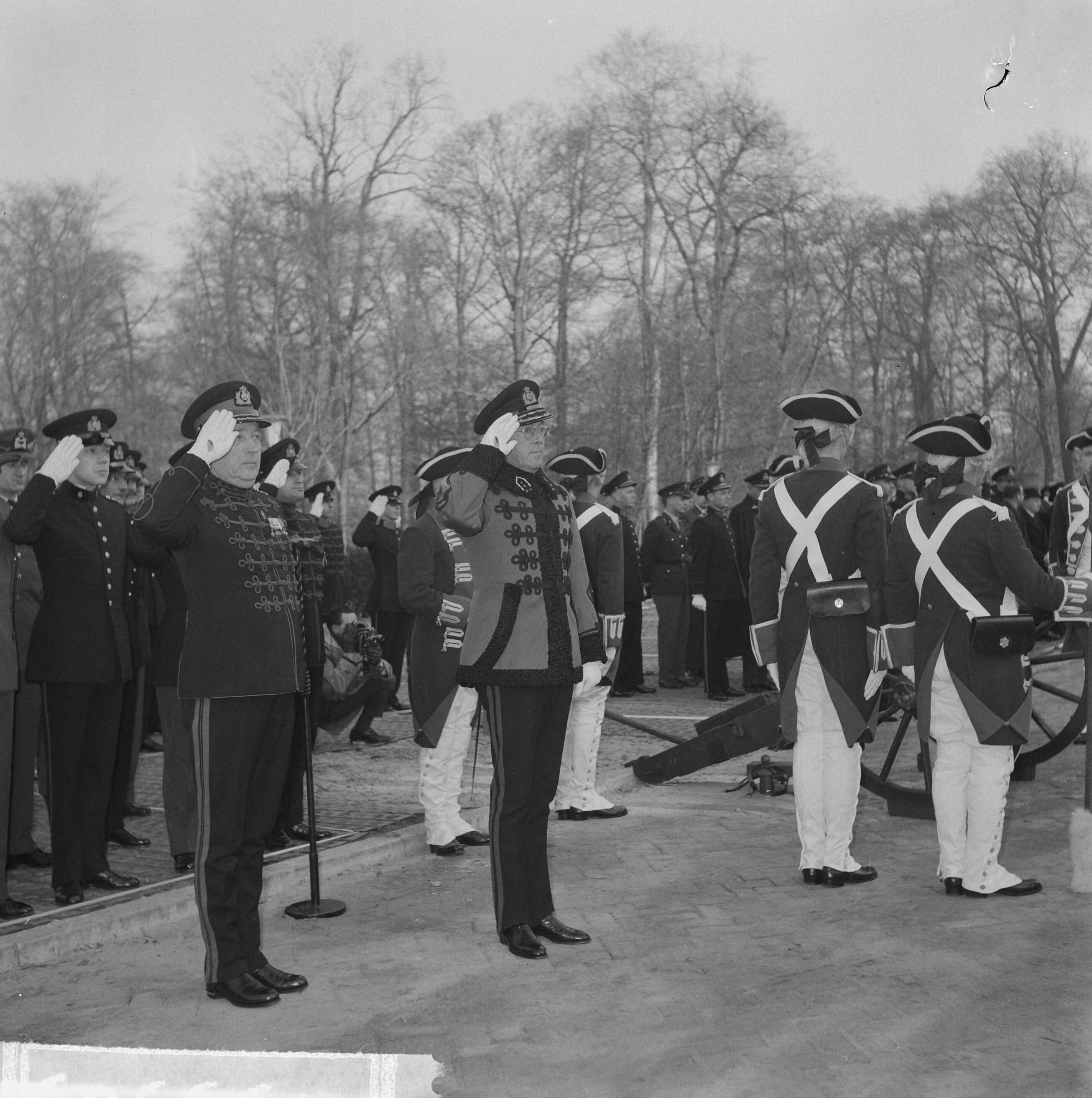 Fotocollectie Anefo — Prins Bernhard opende Prins Bernhardpaviljoen op de KMA te Breda. De prins en de gouverneur van de KMA, generaal-majoor W.C.H. van Reede salueren. Achter hen het 18e eeuwse kanon dat de prins t.g.v. de opening zal afschieten — Foto: Nijs, Jac. de / Anefo. Licentie: Set B: Rechtenvrij / Publiek Domein. Bron: Nationaal Archief. http://hdl.handle.net/10648/aa563292-d0b4-102d-bcf8-003048976d84