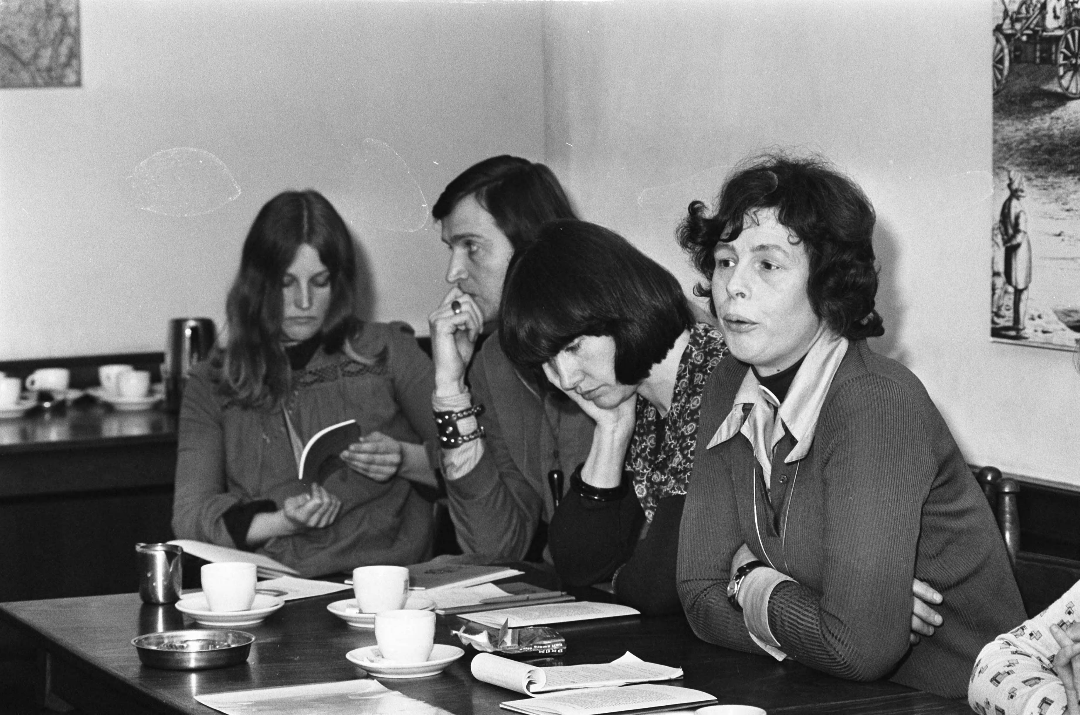 Fotocollectie Anefo — Rooie vrouwen prestenteren boekje in Den Haag ; v.l.n.r. (onbekend), (onbekend), mevrouw Heynius, mevrouw Van de Merwe (voorzitter Rooie Vrouwen) — Foto: Mieremet, Rob / Anefo. Licentie: Set B: Rechtenvrij / Publiek Domein. Bron: Nationaal Archief. http://hdl.handle.net/10648/ac63ecfa-d0b4-102d-bcf8-003048976d84