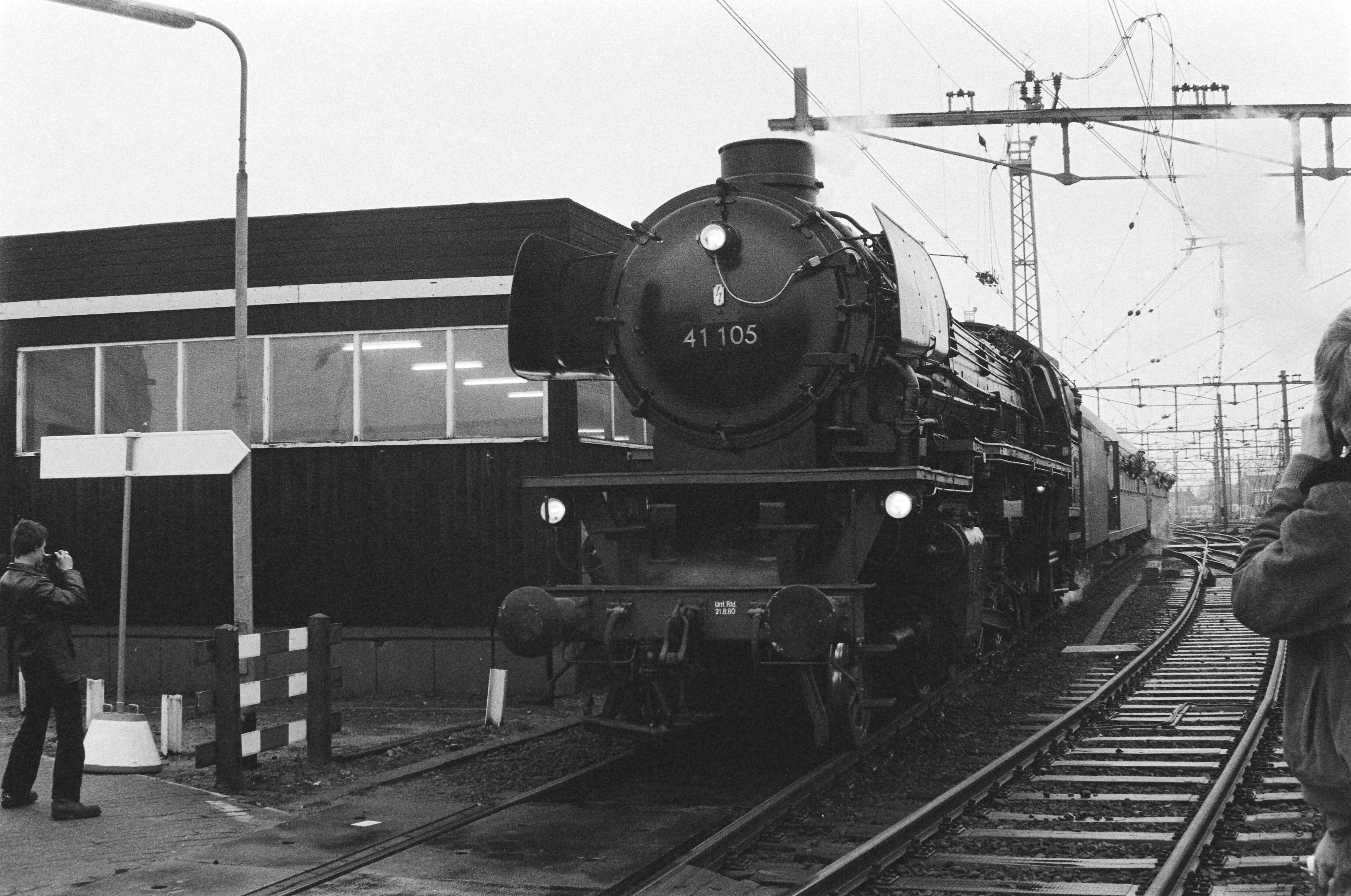 Fotocollectie Anefo — Oude stoomlocomotief van Rotterdam naar Utrecht i.v.m. beurs "Techniek en vrije tijd" in Utrechtse Jaarbeurs — Foto: Dijk, Hans van / Anefo. Licentie: Set B: Rechtenvrij / Publiek Domein. Bron: Nationaal Archief. http://hdl.handle.net/10648/acf690b4-d0b4-102d-bcf8-003048976d84