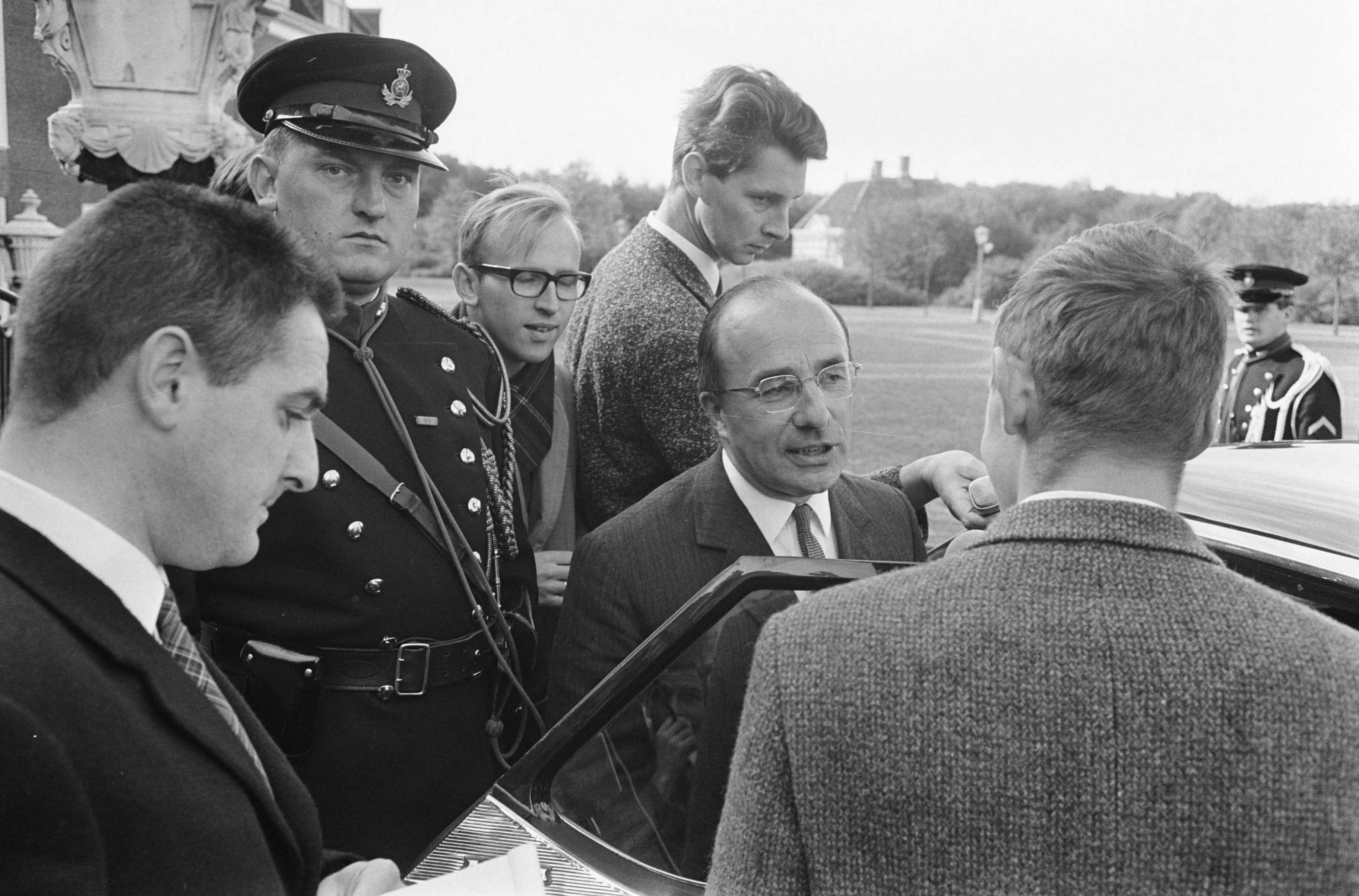 Kabinetscrises 1966: De nacht van Schmelzer — Premier Jo Cals (KVP) arriveert bij Paleis Huis ten Bosch te Den Haag — Foto: Fotograaf Onbekend / Anefo. Licentie: Set B: Rechtenvrij / Publiek Domein. Bron: Nationaal Archief. http://hdl.handle.net/10648/ab015e10-d0b4-102d-bcf8-003048976d84