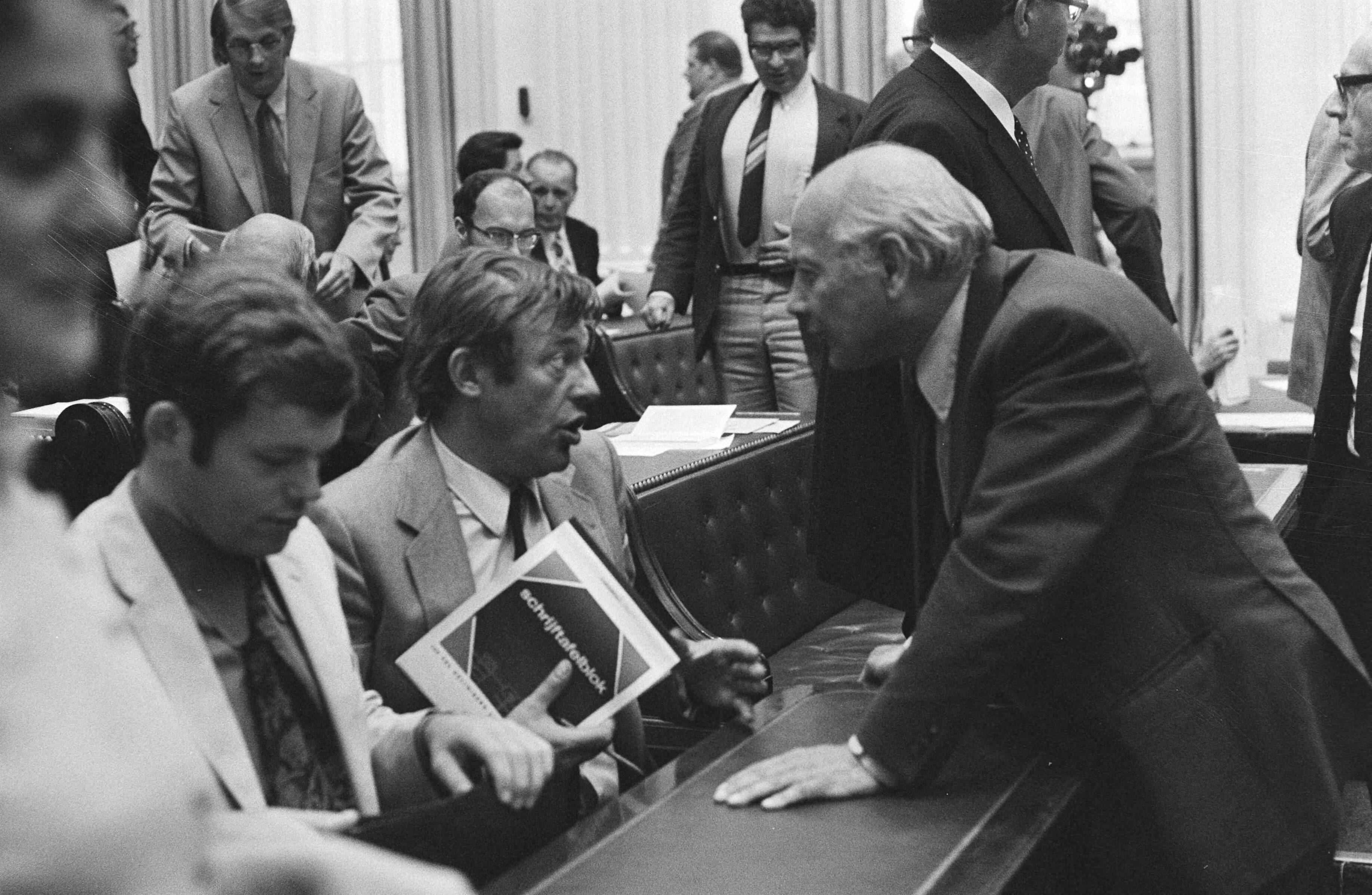 Fotocollectie Anefo — Regeringsverklaring van nieuwe kabinet in Tweede Kamer, Den Uyl (rechts) in gesprek met Van Mierlo [neg.nr. 36A] — Foto: Mieremet, Rob / Anefo. Licentie: Set B: Rechtenvrij / Publiek Domein. Bron: Nationaal Archief. http://hdl.handle.net/10648/abc8bae6-d0b4-102d-bcf8-003048976d84