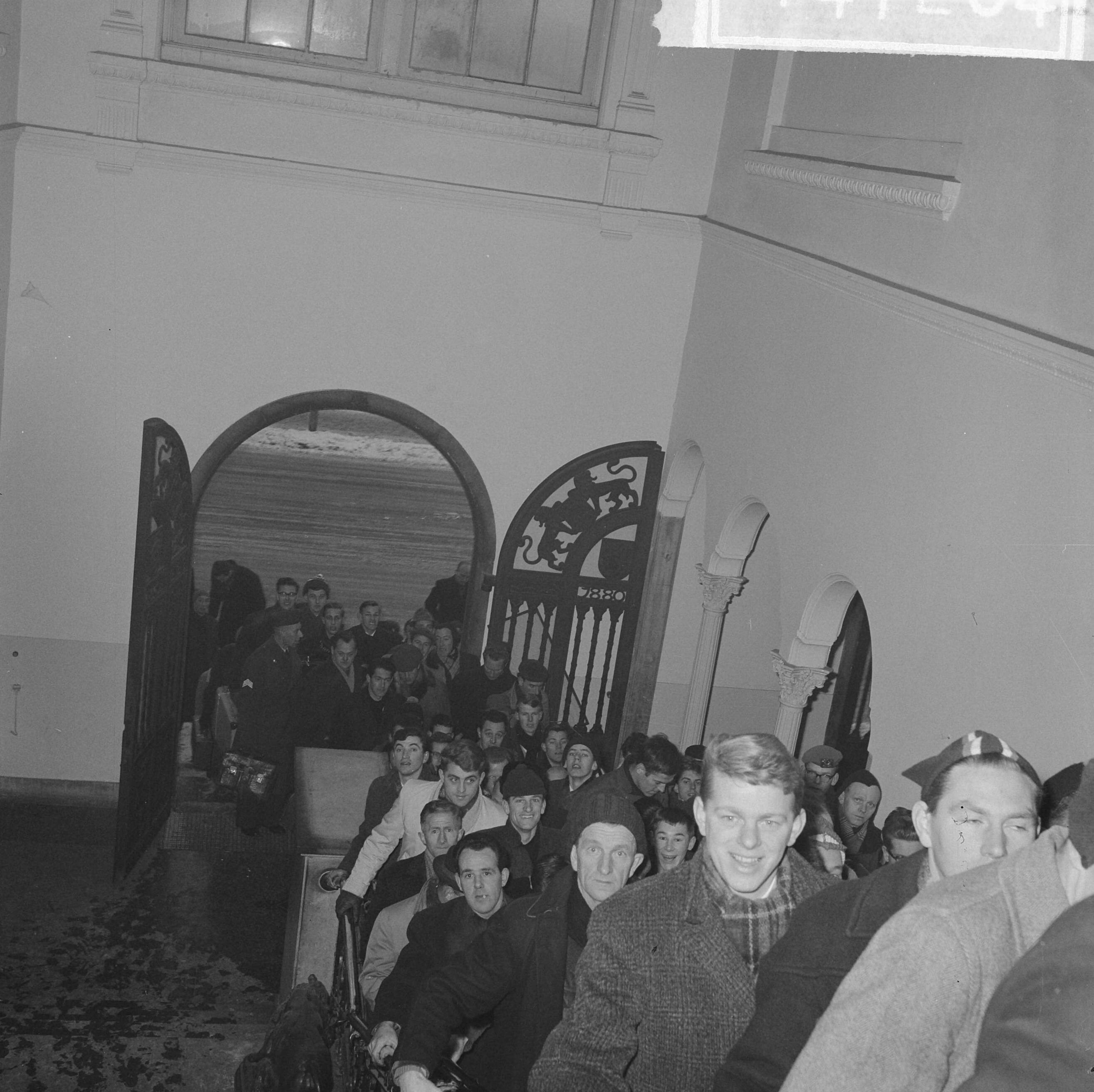 Elfstedentocht 1963 — Inschrijvingen voor de Elfstedentocht in het beursgebouw te Leeuwarden — Foto: Nijs, Jac. de / Anefo. Licentie: Set B: Rechtenvrij / Publiek Domein. Bron: Nationaal Archief. http://hdl.handle.net/10648/aa265ec8-d0b4-102d-bcf8-003048976d84