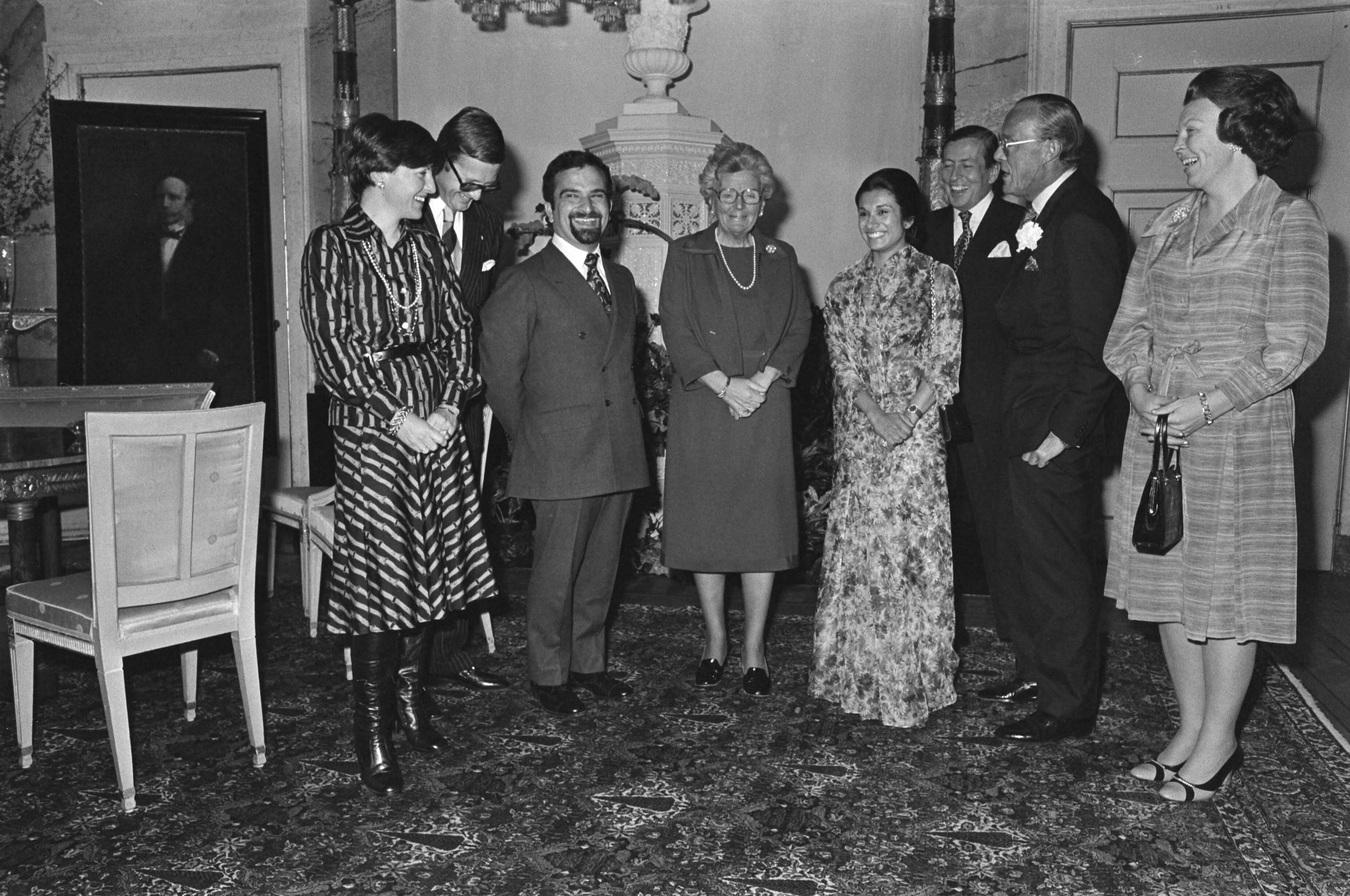 Koninklijk bezoek van kroonprins Hassan van Jordanie en zijn vrouw — V.l.n.r.: prinses Margriet, Van Vollenhoven, kroonprins Hassan, prinses Sarvath, prins Claus, prins Bernhard en (een stukje van) prinses Beatrix — Foto: Peters, Hans / Anefo. Licentie: Set B: Rechtenvrij / Publiek Domein. Bron: Nationaal Archief. http://hdl.handle.net/10648/ac989932-d0b4-102d-bcf8-003048976d84