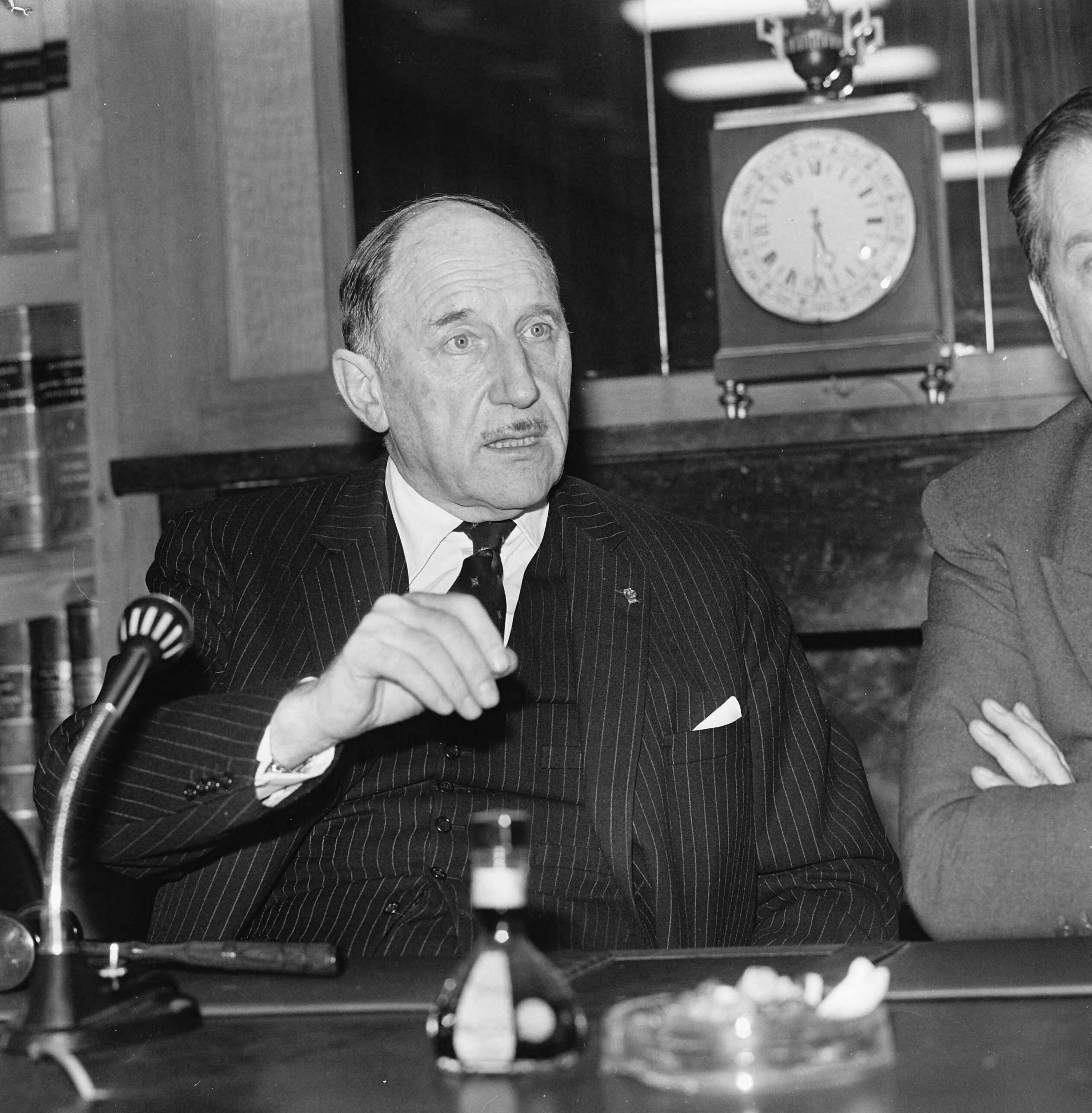 Persconferentie van NAVO secretaris-generaal Luns in Den Haag — Dhr. Luns aan het woord — Foto: Mieremet, Rob / Anefo. Licentie: Set B: Rechtenvrij / Publiek Domein. Bron: Nationaal Archief. http://hdl.handle.net/10648/ac4539c2-d0b4-102d-bcf8-003048976d84
