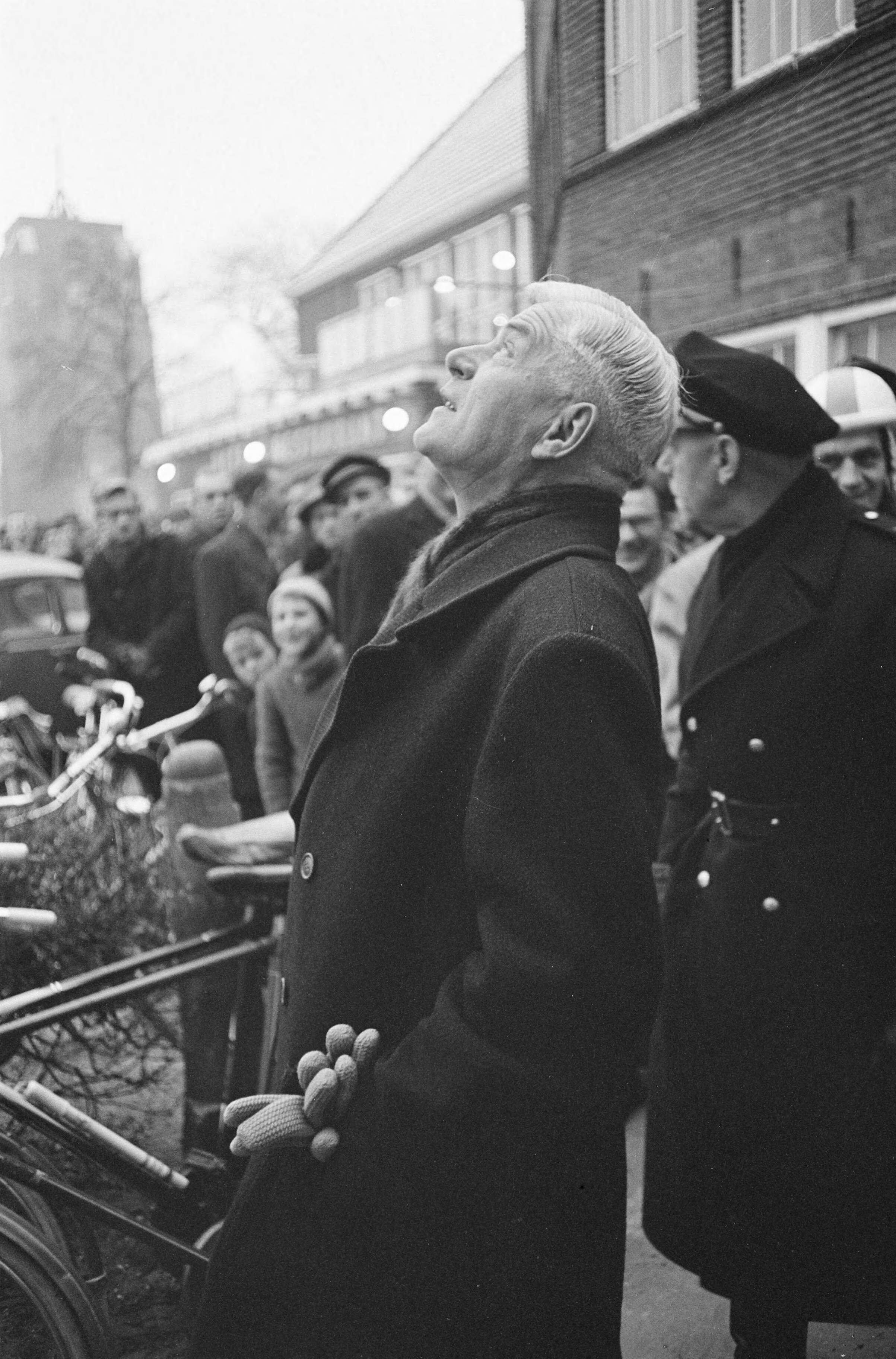 Fotocollectie Anefo — Aanmelden in Hotel De Groene Weide te Leeuwarden voor de Efstedentocht. Wedstrijdleider J.D. De Jong kijkt naar de lucht — Foto: Pot, Harry / Anefo. Licentie: Set B: Rechtenvrij / Publiek Domein. Bron: Nationaal Archief. http://hdl.handle.net/10648/a9f2707c-d0b4-102d-bcf8-003048976d84