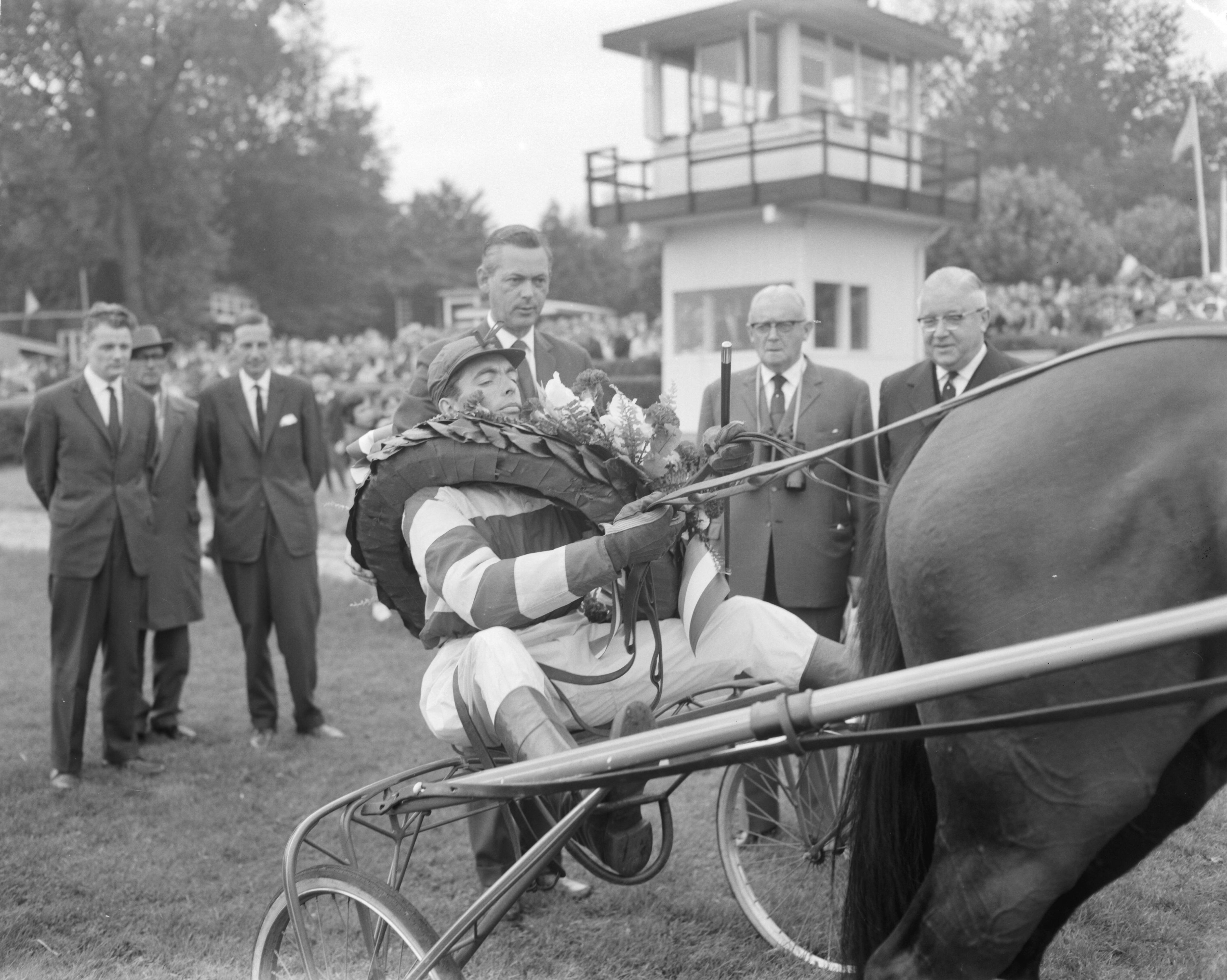 Fotocollectie Anefo — Draverijen te Duindigt om kampioenschap van Nederland, Quicksilver met pikeur J. Wagenaar jr. — Foto: Bilsen, Joop van / Anefo. Licentie: Set B: Rechtenvrij / Publiek Domein. Bron: Nationaal Archief. http://hdl.handle.net/10648/aa189c2a-d0b4-102d-bcf8-003048976d84