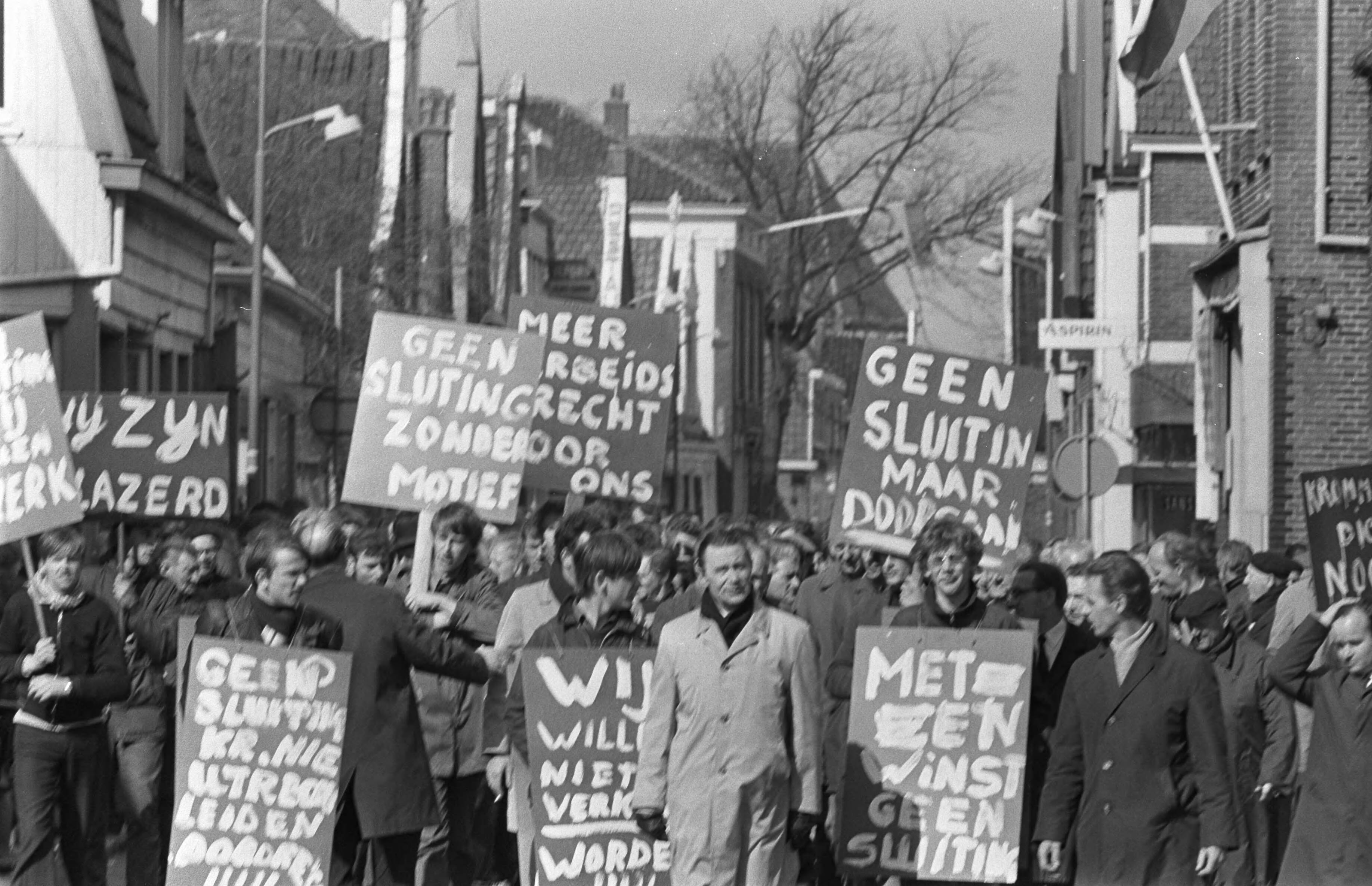 Fotocollectie Anefo — Arbeiders demonstreren tegen de voorgenomen sluiting van fabriek van Thomassen en Drijver Verblifa demonstranten — Foto: Evers, Joost / Anefo. Licentie: Set B: Rechtenvrij / Publiek Domein. Bron: Nationaal Archief. http://hdl.handle.net/10648/ab65dfc0-d0b4-102d-bcf8-003048976d84