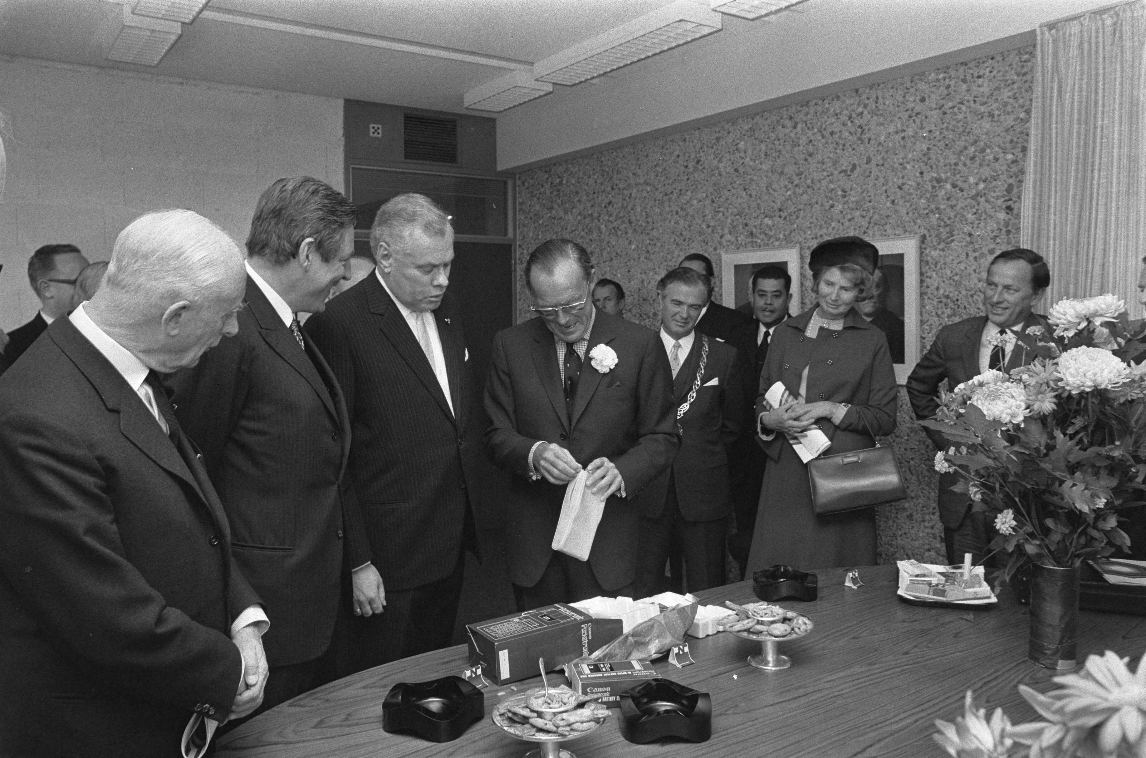 Fotocollectie Anefo — Prins Bernhard opent kantoor Verenigde Bedrijven Nederhorst Gouda — Foto: Mieremet, Rob / Anefo. Licentie: Set B: Rechtenvrij / Publiek Domein. Bron: Nationaal Archief. http://hdl.handle.net/10648/abd47002-d0b4-102d-bcf8-003048976d84
