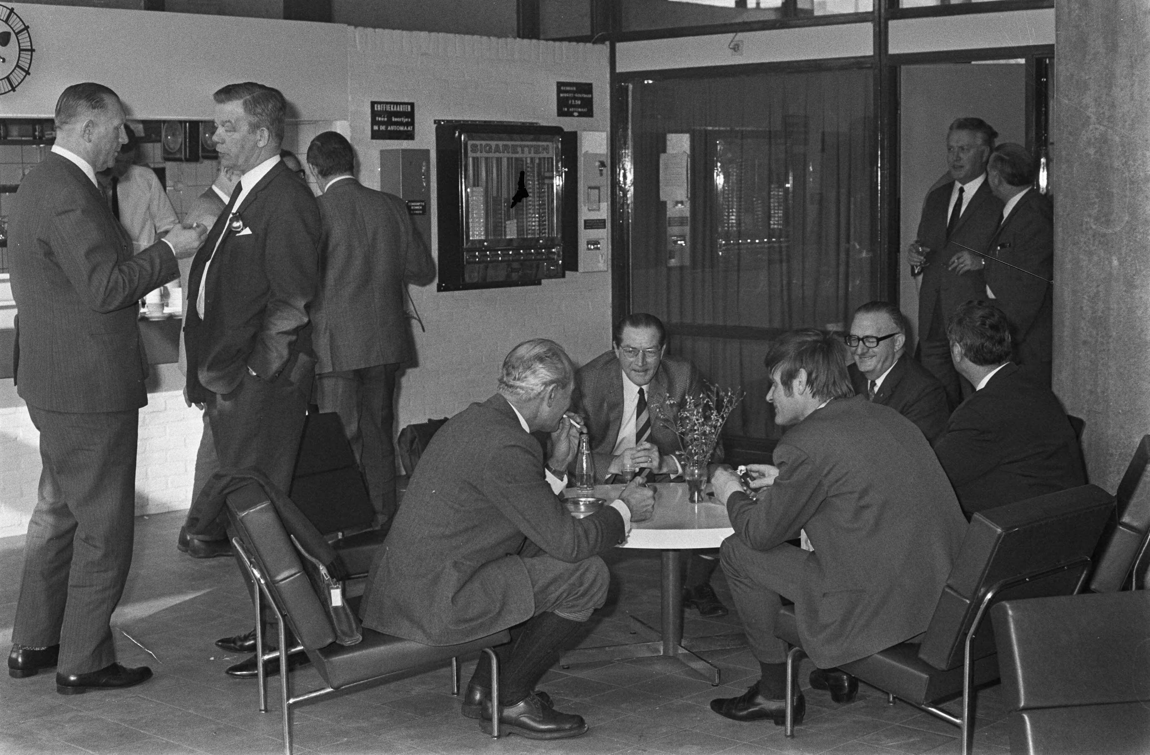 Fotocollectie Anefo — Scheidsrechters hielden "scheidsrechterdag" voor o.a. verbetering bescherming scheidsrechters KNVB-centrum Zeist Rechts scheidsrechter Derks in sportcentrum / — Foto: Mieremet, Rob / Anefo. Licentie: Set B: Rechtenvrij / Publiek Domein. Bron: Nationaal Archief. http://hdl.handle.net/10648/ab8d4196-d0b4-102d-bcf8-003048976d84