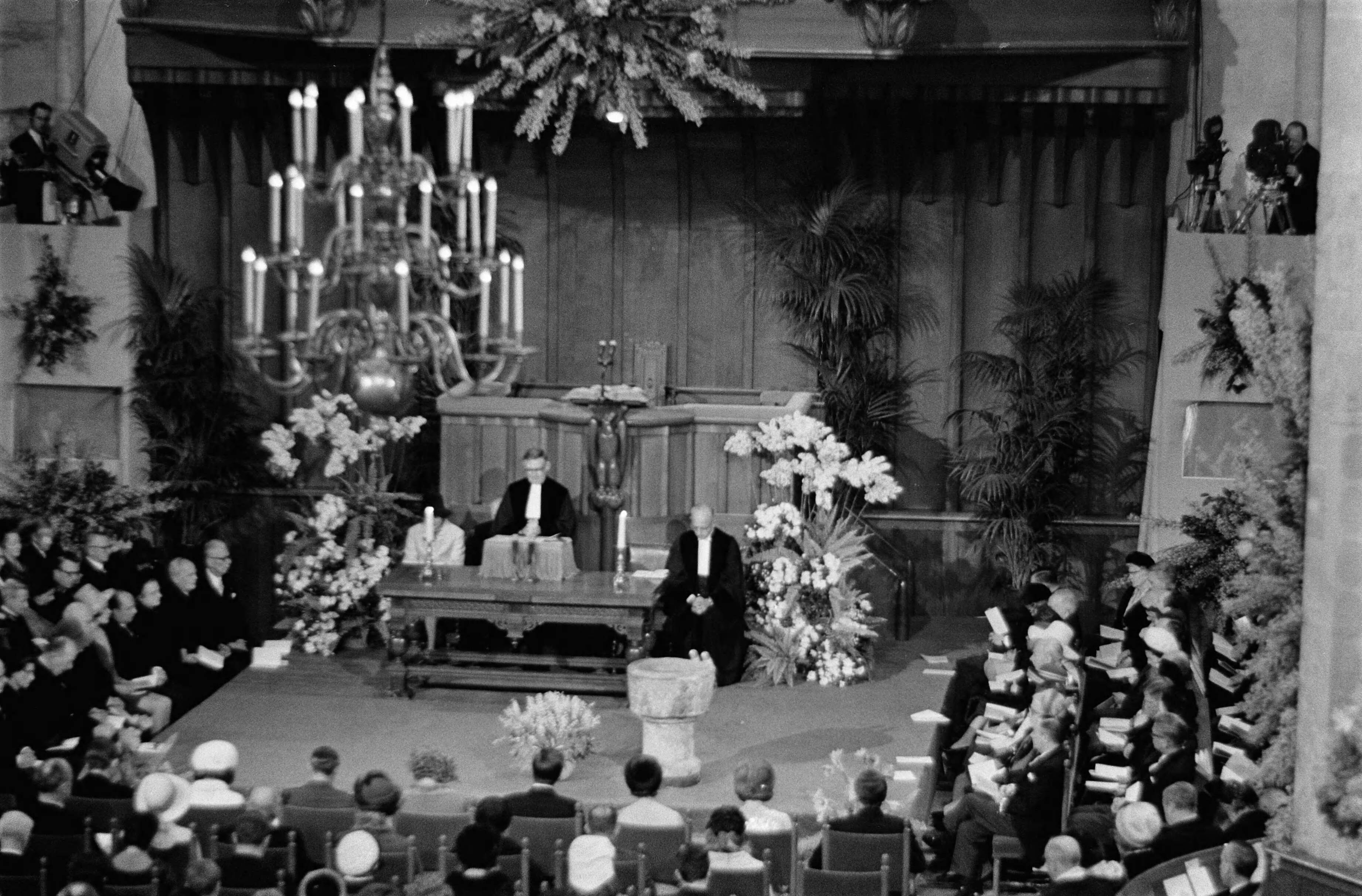 Fotocollectie Anefo — Doop van prins Constantijn en prins Bernhard in Domkerk te Utrecht. Overzicht — Foto: Koch, Eric / Anefo. Licentie: Set B: Rechtenvrij / Publiek Domein. Bron: Nationaal Archief. http://hdl.handle.net/10648/ab8e2638-d0b4-102d-bcf8-003048976d84