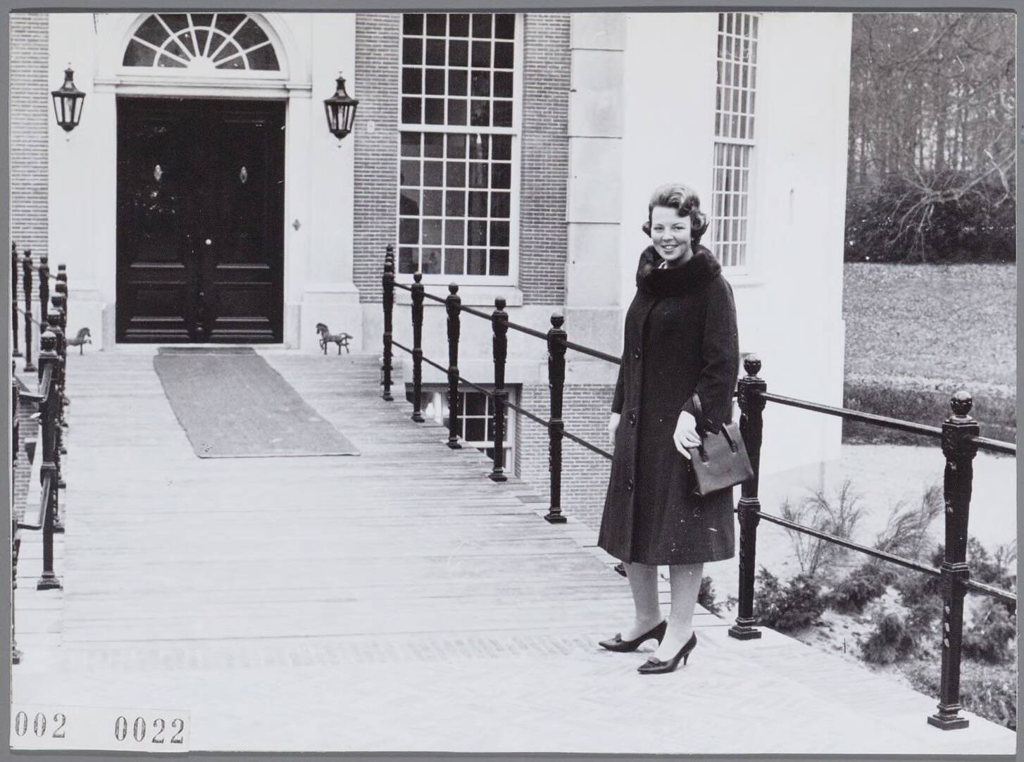 Fotocollectie RVD / Koninklijk Huis — Prinses Beatrix op de brug naar kasteel Drakensteyn — Foto: ANP / RVD of rechtenvrij. Licentie: Set B: Rechtenvrij / Publiek Domein. Bron: Nationaal Archief. http://hdl.handle.net/10648/afafcb72-d0b4-102d-bcf8-003048976d84