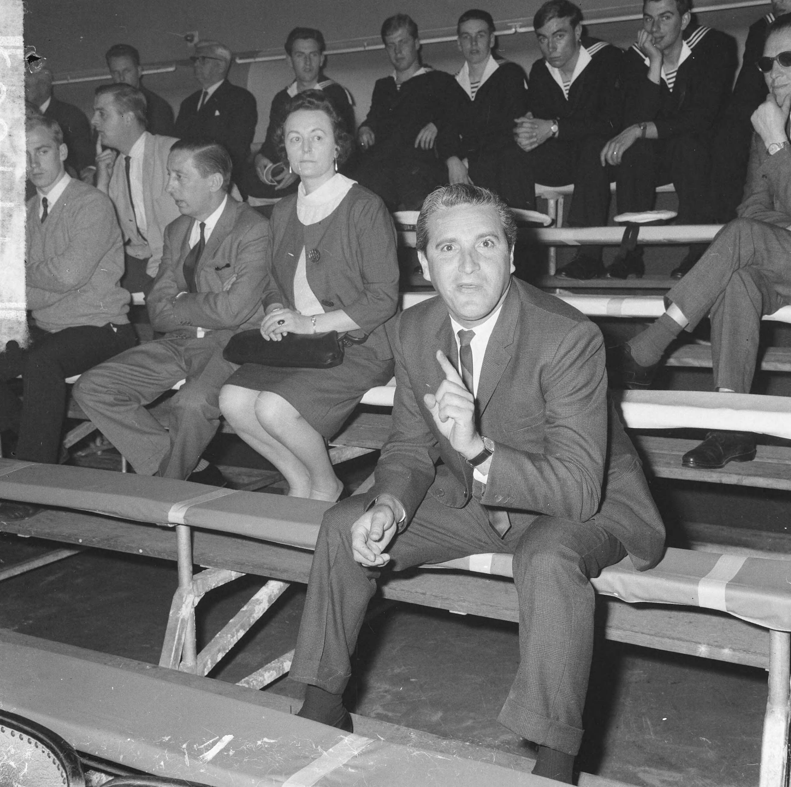 Fotocollectie Anefo — Wereldkampioenschappen driebanden te Hilversum, Adolfo Suarez uit Peru mocht niet meedoen, hier op de tribune — Foto: Nijs, Jac. de / Anefo. Licentie: Set B: Rechtenvrij / Publiek Domein. Bron: Nationaal Archief. http://hdl.handle.net/10648/aaa71c66-d0b4-102d-bcf8-003048976d84