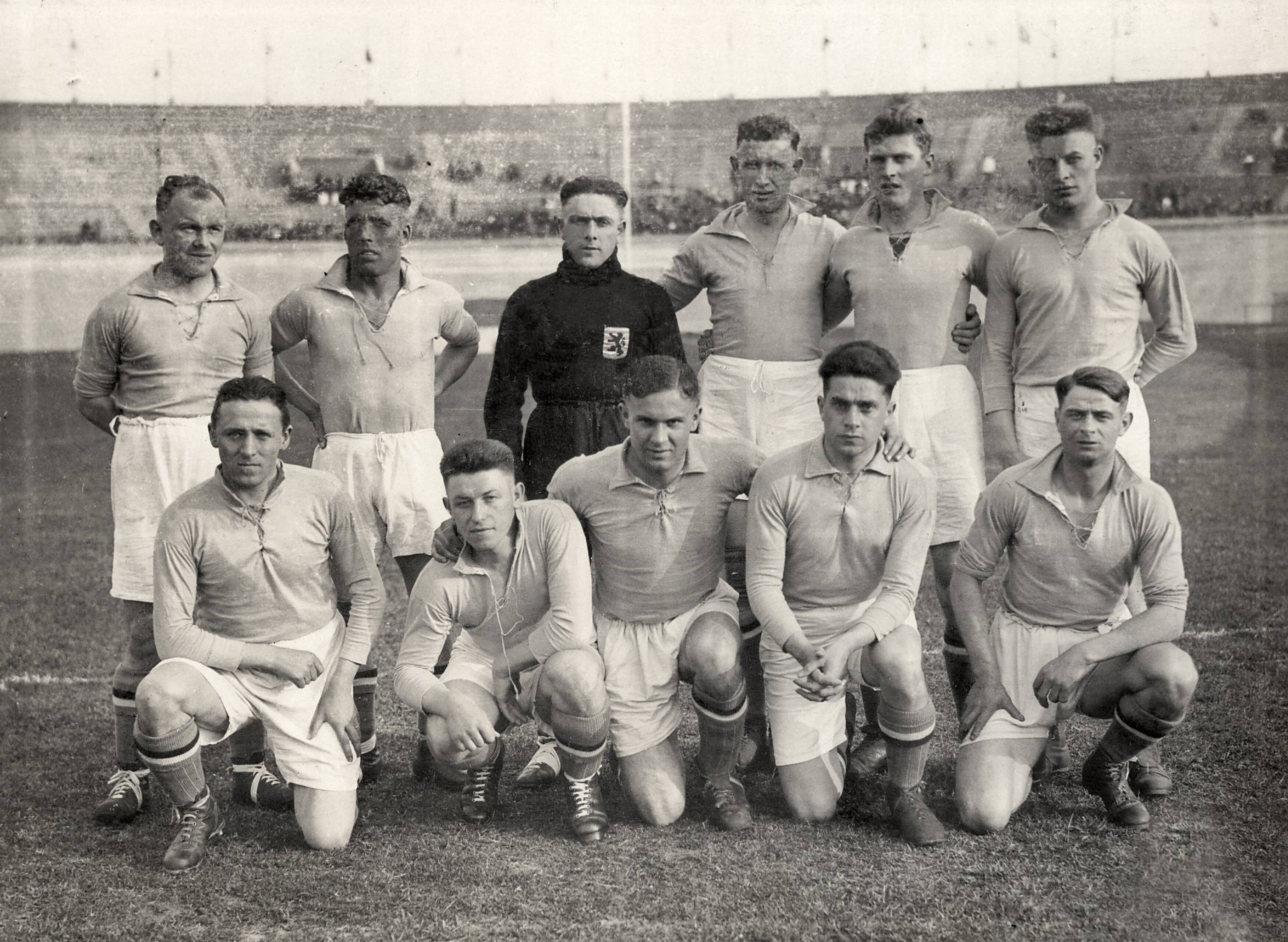 Portretten, Sport — Sport, Olympische Spelen Amsterdam, 1928 : Het Luxemburgse voetbalelftal. — Foto: Fotograaf Onbekend / Algemeen Fotobureau Amsterdam / Rechtenvrij (05589). Licentie: Set B: Rechtenvrij / Publiek Domein. Bron: Nationaal Archief. http://hdl.handle.net/10648/35429da7-0ba3-a382-e063-6df0900a6686