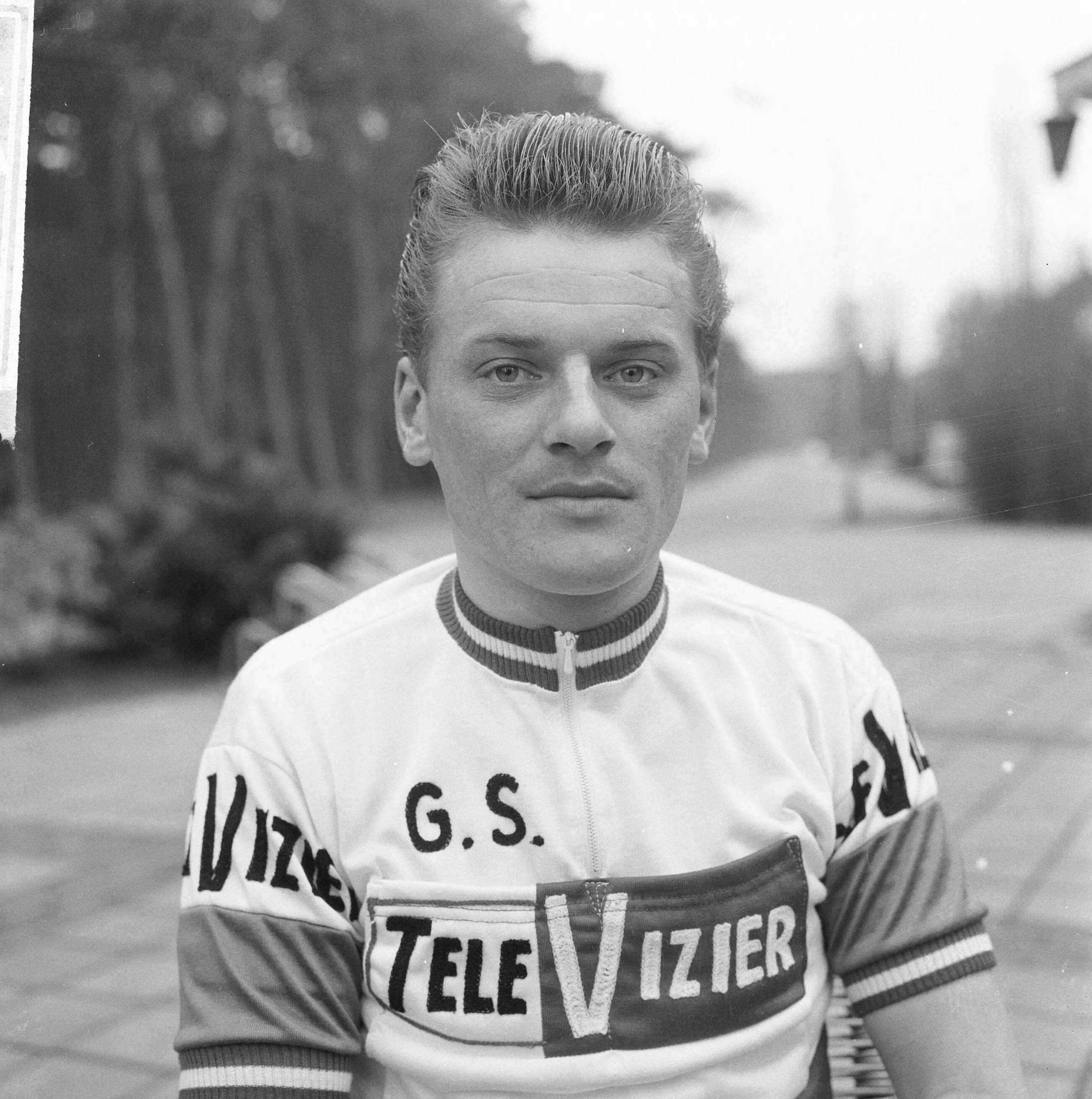 Fotocollectie Anefo — Nederlandse wielerploeg voor de Tour de France 1964 gepresenteerd, Jo de Haan — Foto: Pot, Harry / Anefo. Licentie: Set B: Rechtenvrij / Publiek Domein. Bron: Nationaal Archief. http://hdl.handle.net/10648/aa60ea7a-d0b4-102d-bcf8-003048976d84