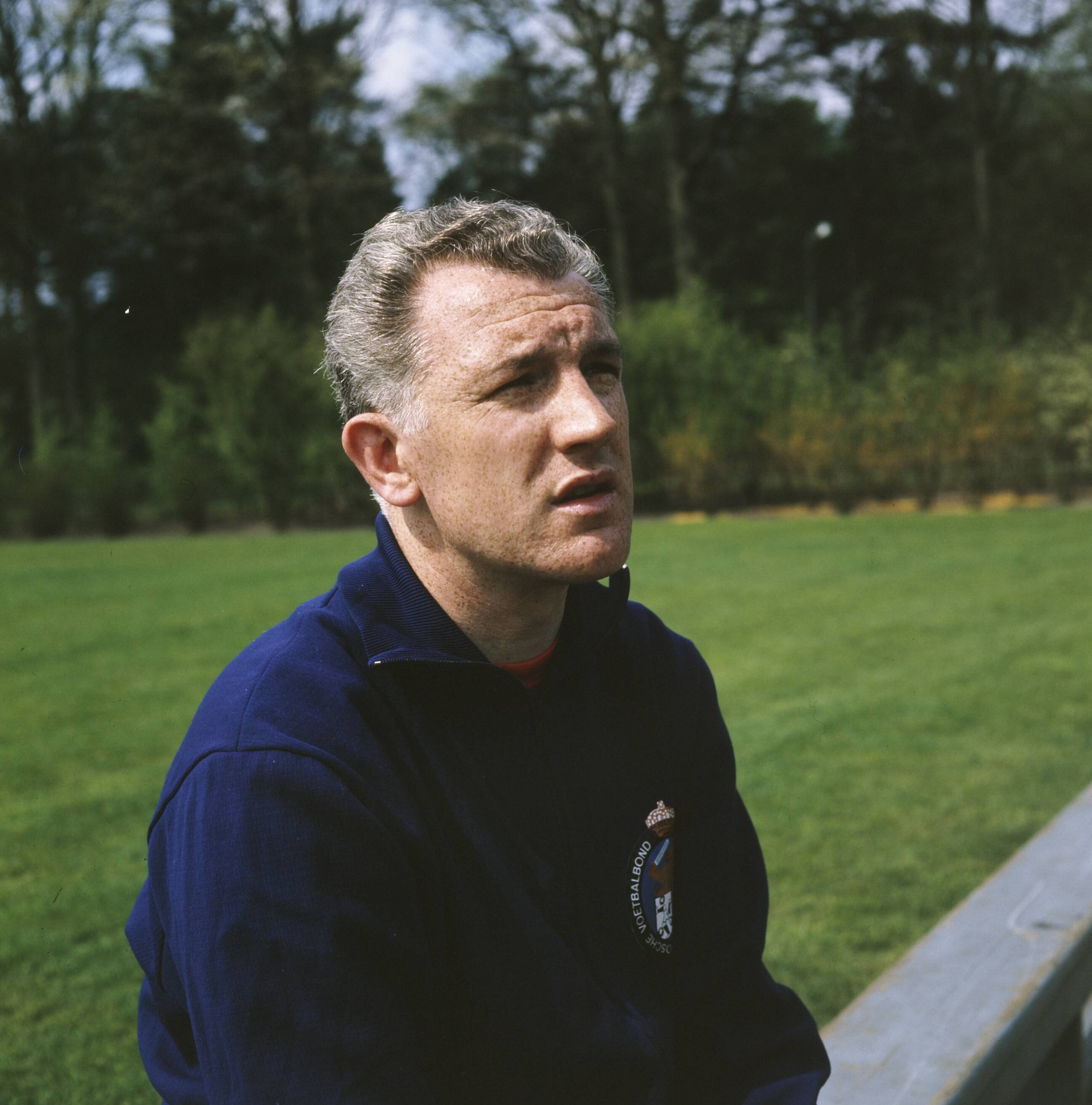 Fotocollectie Anefo — Training Nederlands Elftal te Zeist; trainer Kessler (George) — Foto: Kroon, Ron / Anefo. Licentie: Set B: Rechtenvrij / Publiek Domein. Bron: Nationaal Archief. http://hdl.handle.net/10648/ad8f196a-d0b4-102d-bcf8-003048976d84