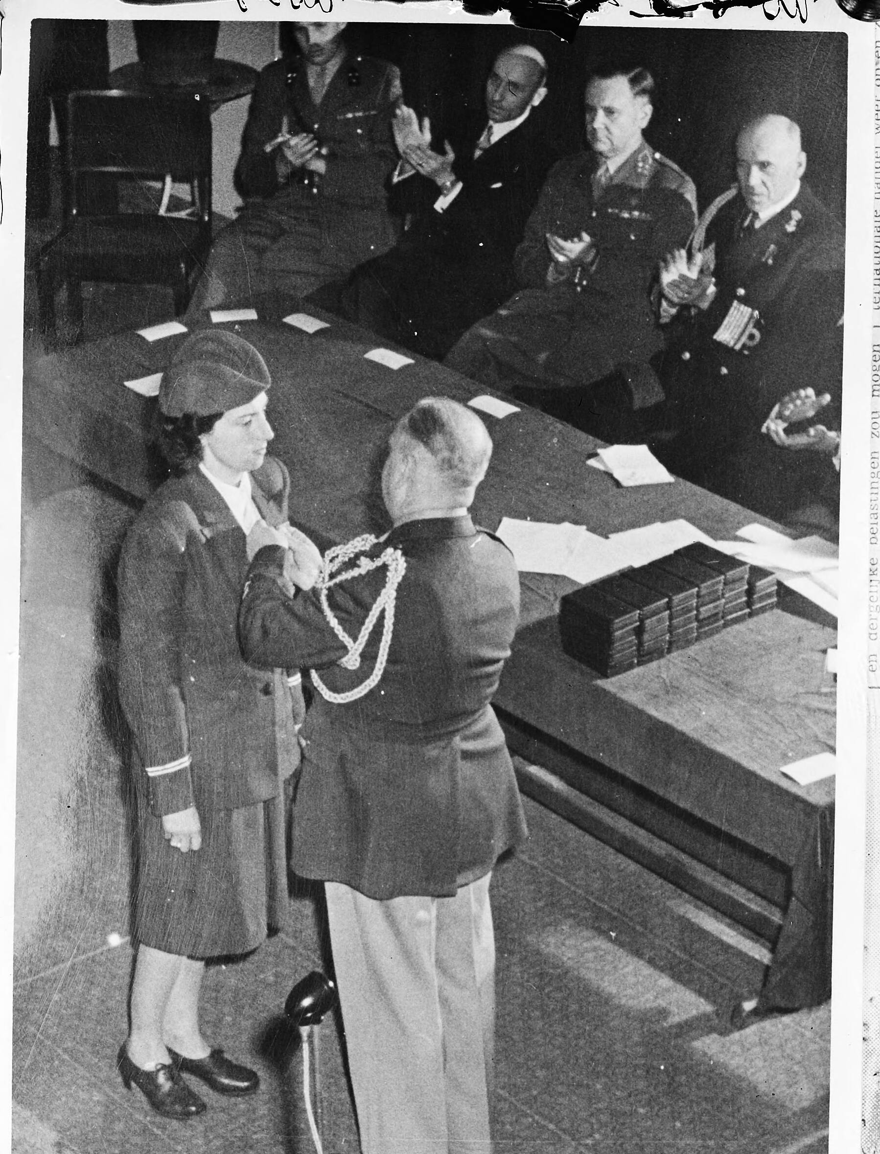 Fotocollectie Anefo — De KLM stewardesse Trix Terwindt krijgt te Maastricht de Medal of Freedom uitgereikt door de Amerikaanse militaire attaché kolonel F.M.S. Johnson — Foto: Els, […] van / Anefo. Licentie: Set B: Rechtenvrij / Publiek Domein. Bron: Nationaal Archief. http://hdl.handle.net/10648/a8a46888-d0b4-102d-bcf8-003048976d84