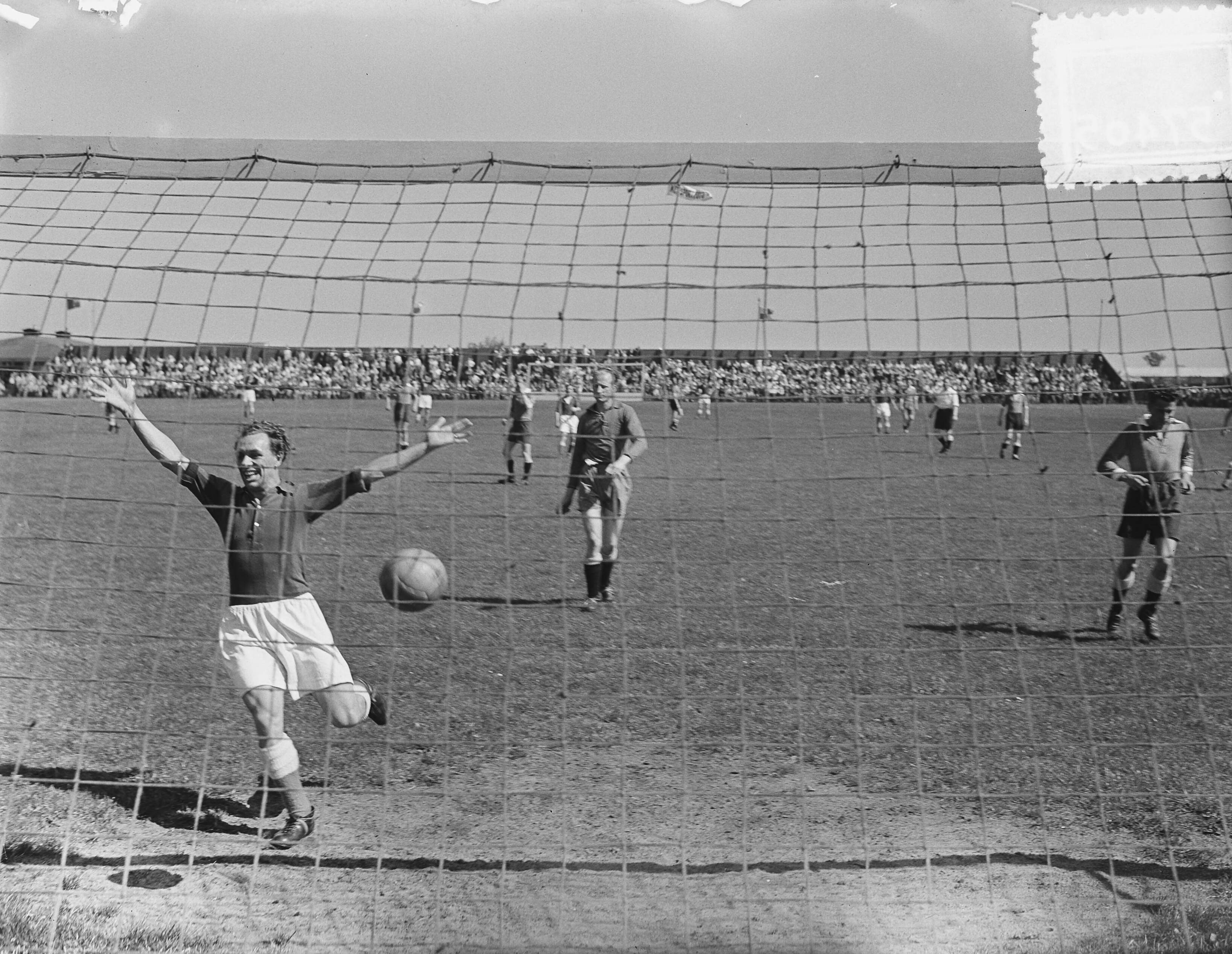 Fotocollectie Anefo — Voetbal. RCH tegen Sneek 3-3. Spelmoment — Foto: Duinen, H. van / Anefo. Licentie: Set B: Rechtenvrij / Publiek Domein. Bron: Nationaal Archief. http://hdl.handle.net/10648/a90c86ca-d0b4-102d-bcf8-003048976d84